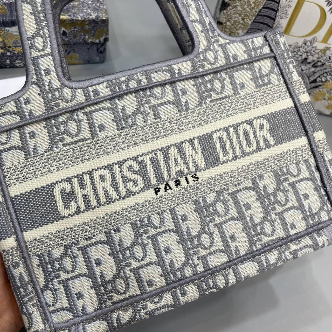 MINI DIOR BOOK TOTE 22cm Blue / Gray Dior Oblique Embroidery กระเป๋าถือทรง Shopping ขนาดมินิน่ารัก สวยคลาสสิค พกพาสะดวก ใช้งานง่ายสุดๆ วัสดุงานทอละเอียด ภายในโล่งกว้าง ภาพสินค้าถ่ายจากงานขายจริง ใช้งานต่างประเทศได้