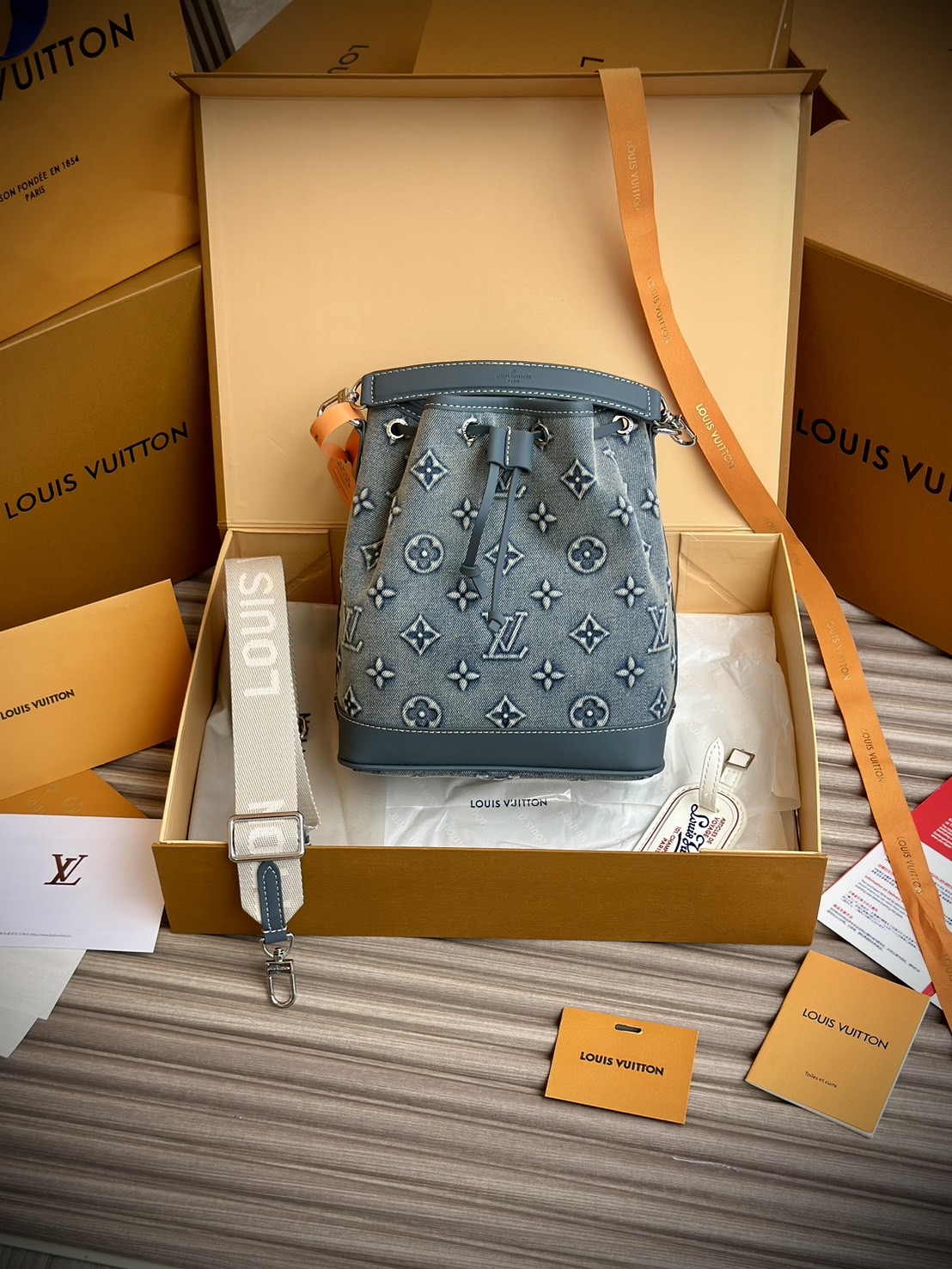 LV Nano Noé Denim Vintage Bag / LV Bucket Bag กระเป๋าทรงบัคเก็ตเดนิมสไตล์วินเทจ รุ่นใหม่ปั้มลายโมโนแกรมบนเดนิมสุดไอคอนิก ที่ใครเห็นต้องเป็นคลั่งรัก ผู้ดี หรูหราได้ทุกลุค ทุกสไตล์