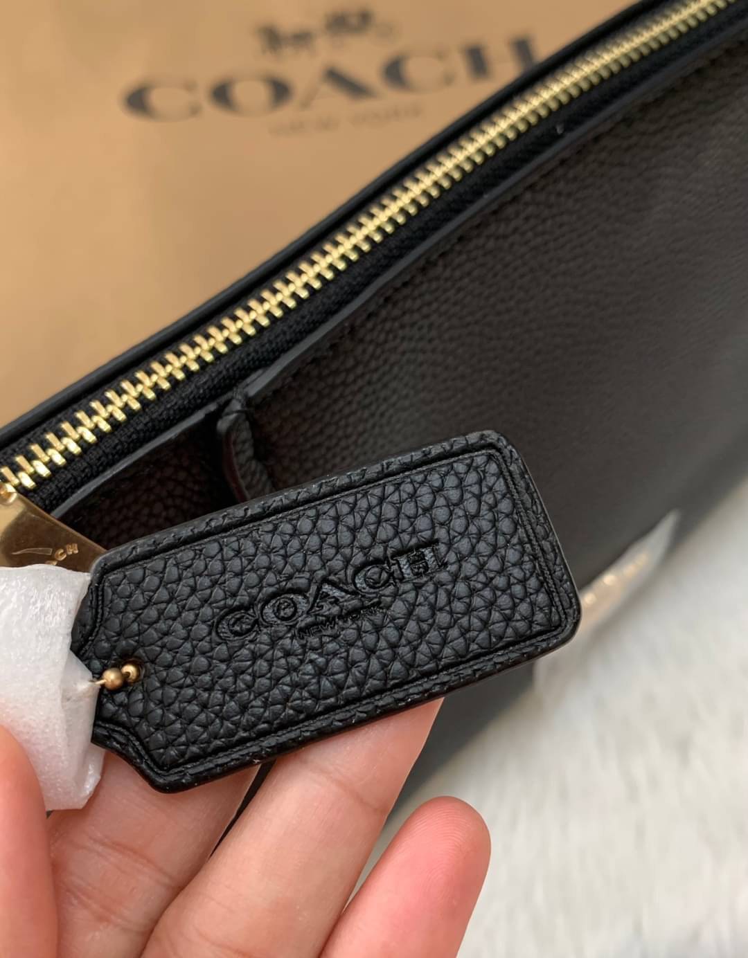 COACH SMALL MARLON SHOULDER BAG ((1600//1597)) 🌈พร้อมส่งที่ไทยอีกครั้ง ตามคำเรียกร้อง ห้ามพลาด! กระเป๋าหิ้ว//คล้องไหล่//สะพายข้างได้ หนังแท้ ทรงสวยมากค่ะ ด้านหน้ามีช่องซิปซ่อนแบบหนังห้อยให้2ช่อง ใส่ของจุกจิกค่ะ เปิดปิดกระเป๋าแบบซิป ภายในกว้างใส่ขอ