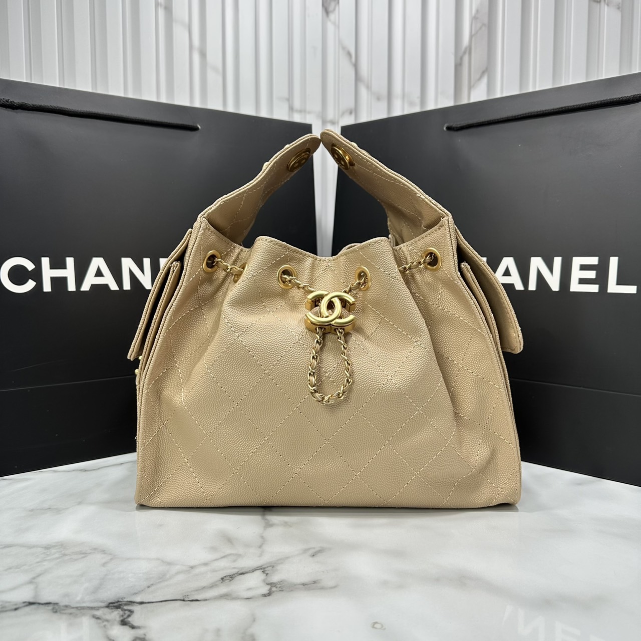 ORI หนังแท้ | 25cm CHANEL 25 Small Handbag Spring-Summer 2025 กระเป๋าสะพายรุ่นใหม่สุดฮอตแห่งปี หนังแท้ลายเกรน ที่สุดแห่งความไอคอนิก มาพร้อมใบเล็ก อะไหล่สีทองสวยหรู