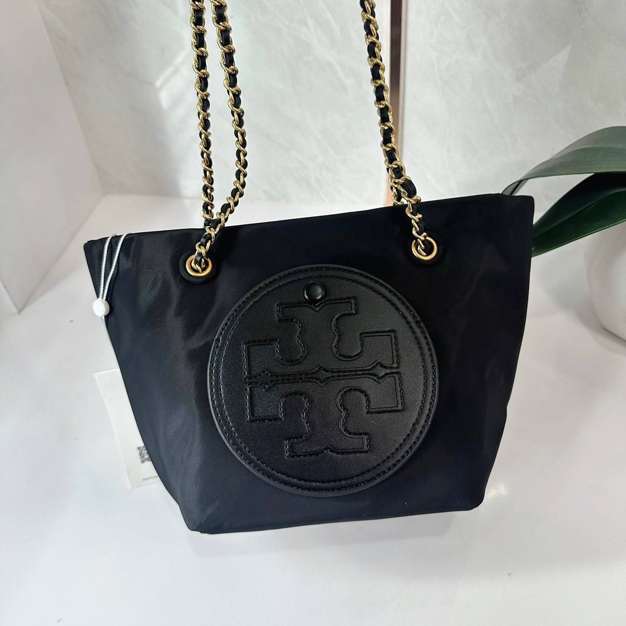 TORY BURCH Ella Chain Crossbody Nylon Bag กระเป๋าคล้องไหล่สายโซ่หรูหราโดดเด่นด้วยโลโก้หนังด้านหน้า สามารถปรับสะพายคอสบอดี้ สะพาลไหล่ได้