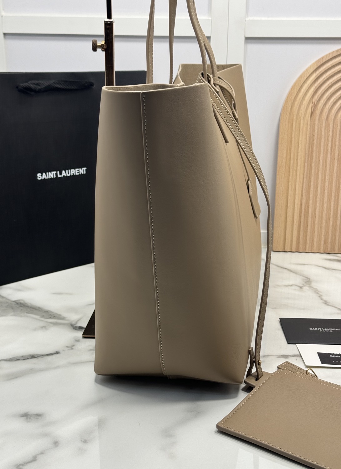 YSL Shopping Large Tote Bag กระเป๋าทรงโท้ทใบใหญ่หนังแท้ ภายในโล่งกว้าง จุของได้เยอะ เรียบหรูทรงสวย ดีไซน์ออกมาให้ใช้งานได้ทุกลุค ทุกโอกาส สวยคมชัดทุกสี