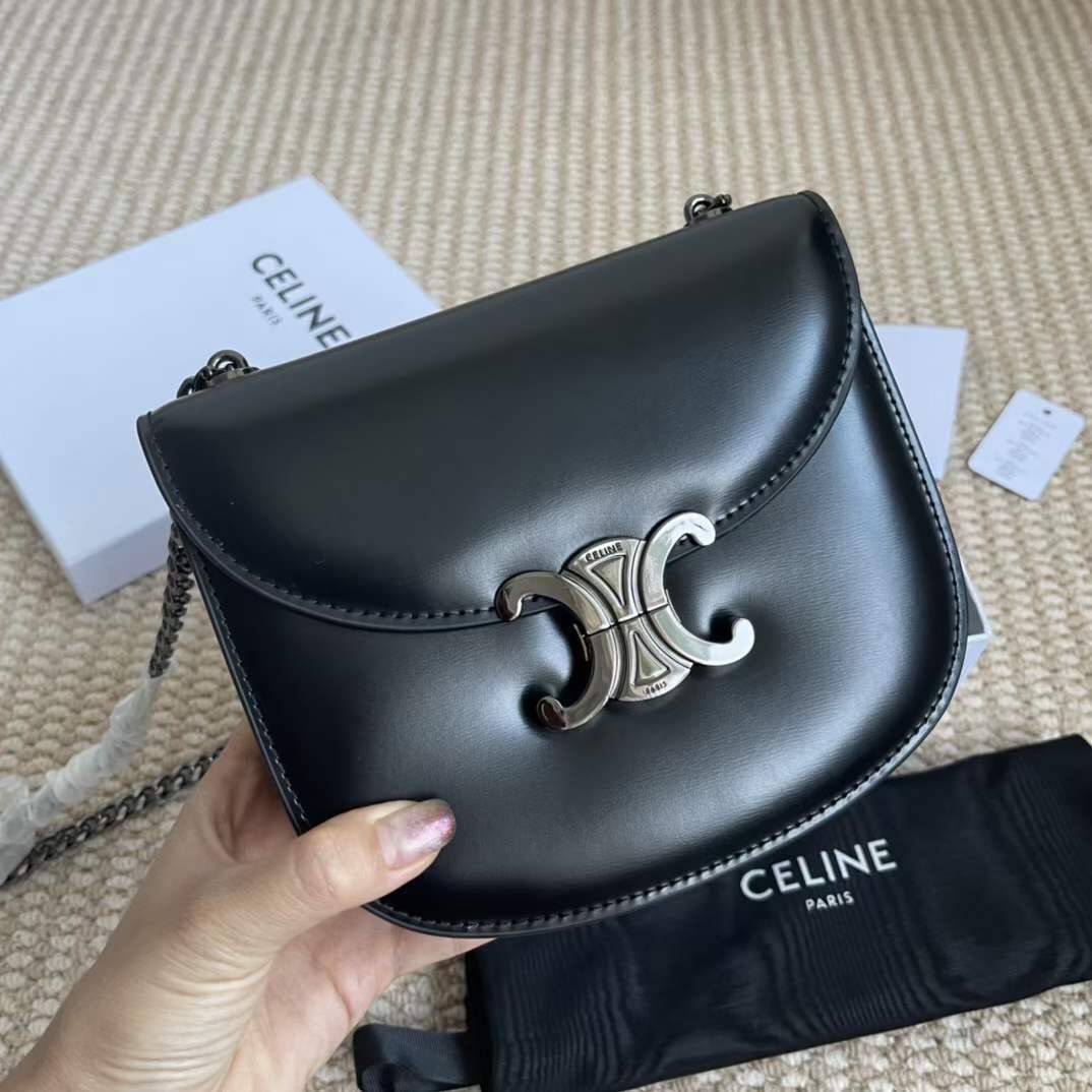 CELINE TEEN BESACE TRIOMPHE IN SHINY กระเป๋าสะพายคาดลำตัวรุ่นนี้นับว่าเป็นกระเป๋าอีกหนึ่งรุ่นในซีรีส์ Triomphe ที่ได้รับความนิยมอย่างมาก ด้วยรูปร่างทรงโค้งมนมีความคลาสสิกตามแบบฉบับแบรนด์