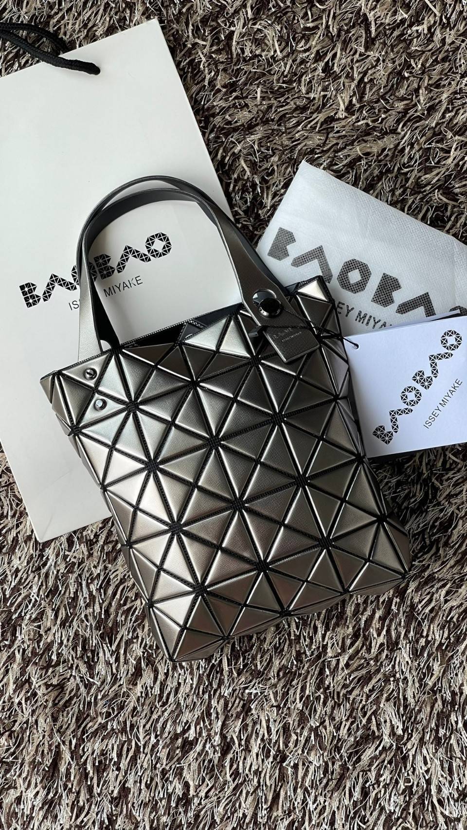 BAO BAO ISSEY MIYAKE PLATINUM COFFRET สะท้อนแสงเพื่อสร้างสินค้าระดับพรีเมียมที่ให้ความเงางามที่เหนือกว่า เพิ่มความหรูหราและโดดเด่นให้กับ เพราะมีความแวววาวและเป็นประกาย