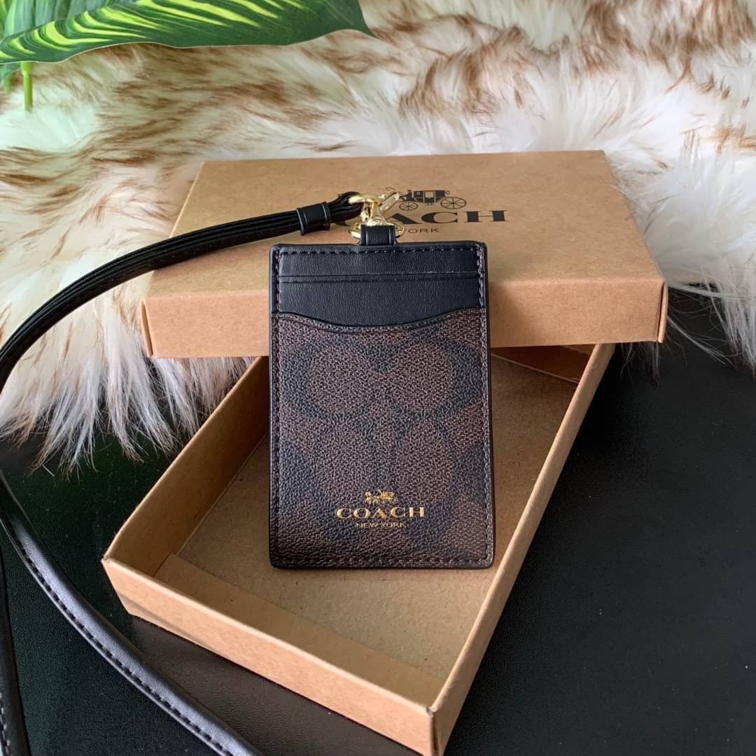 COACH F63274 ID LANYARD IN SIGNATURE COATED CANVAS กระเป๋าใส่บัตรคล้องคอ ลาย C ทั้งใบ ด้านหน้าตกแต่งชื่อแบรนด์ สวยมากกก ใส่บัตรพนักงาน และบัตรต่างๆ มาพร้อมสายคล้องคอ สายถอดออกได้ ตัวกระเป๋ามี 3 ช่องค่ะ