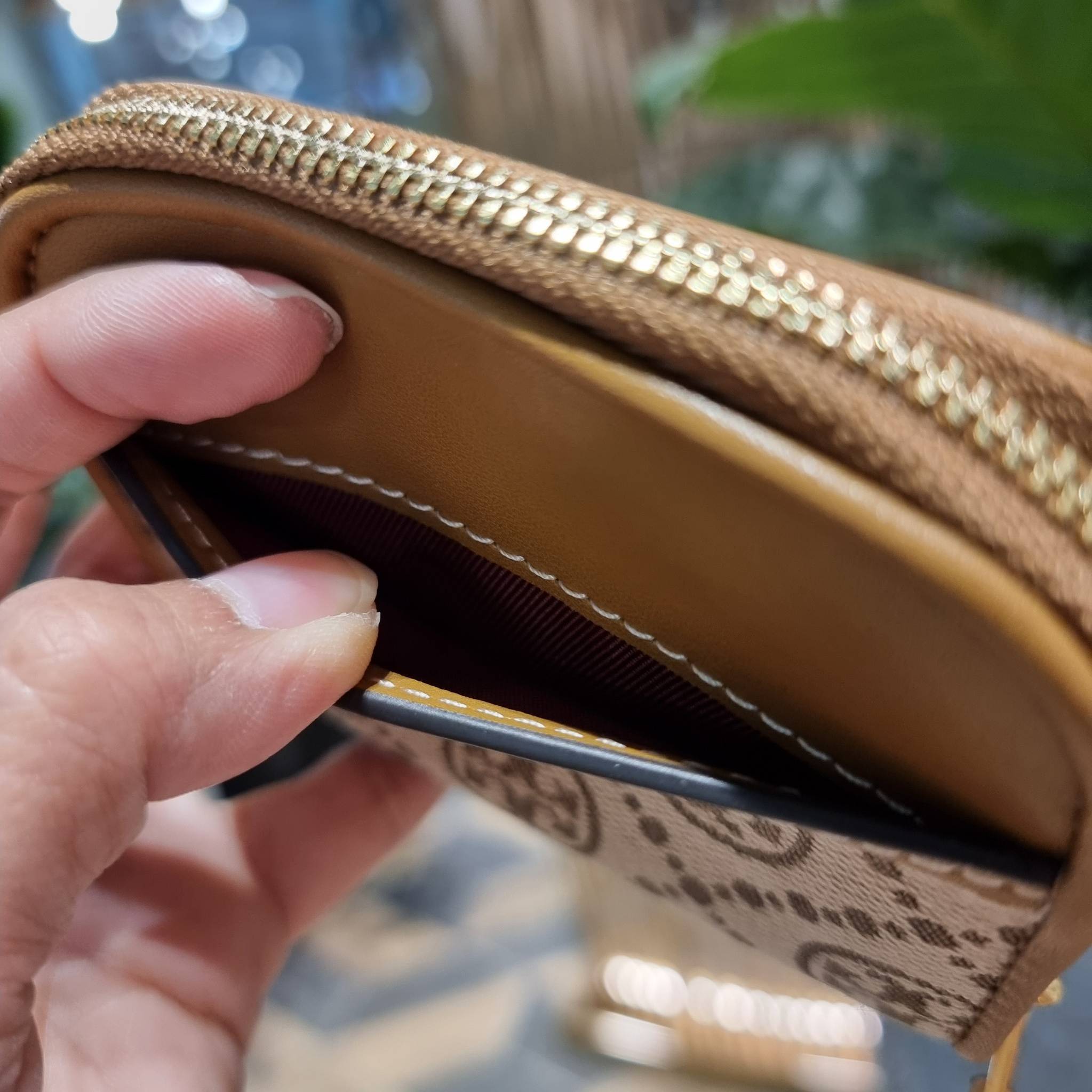 TORY BURCH T MONOGRAM ZIP COIN CASE จัดไปเลยจ้า กับกระเป๋าสตางค์รับทรัพย์ ใบสั้น สวยหรู ขนาดเหมาะมือ ถือแล้วขับผิว วัสดุผ้า jacquard ตัดสลับหนังแท้ รูดเปิด-ปิดด้วยซิป ภายในมีช่องใส่บัตร ใบนี้ใส่เหรียญ ใส่ธนบัตรได้ (พับ) พกพาได้สะดวก ไม่กินพื้นที่กระเป๋าใบ