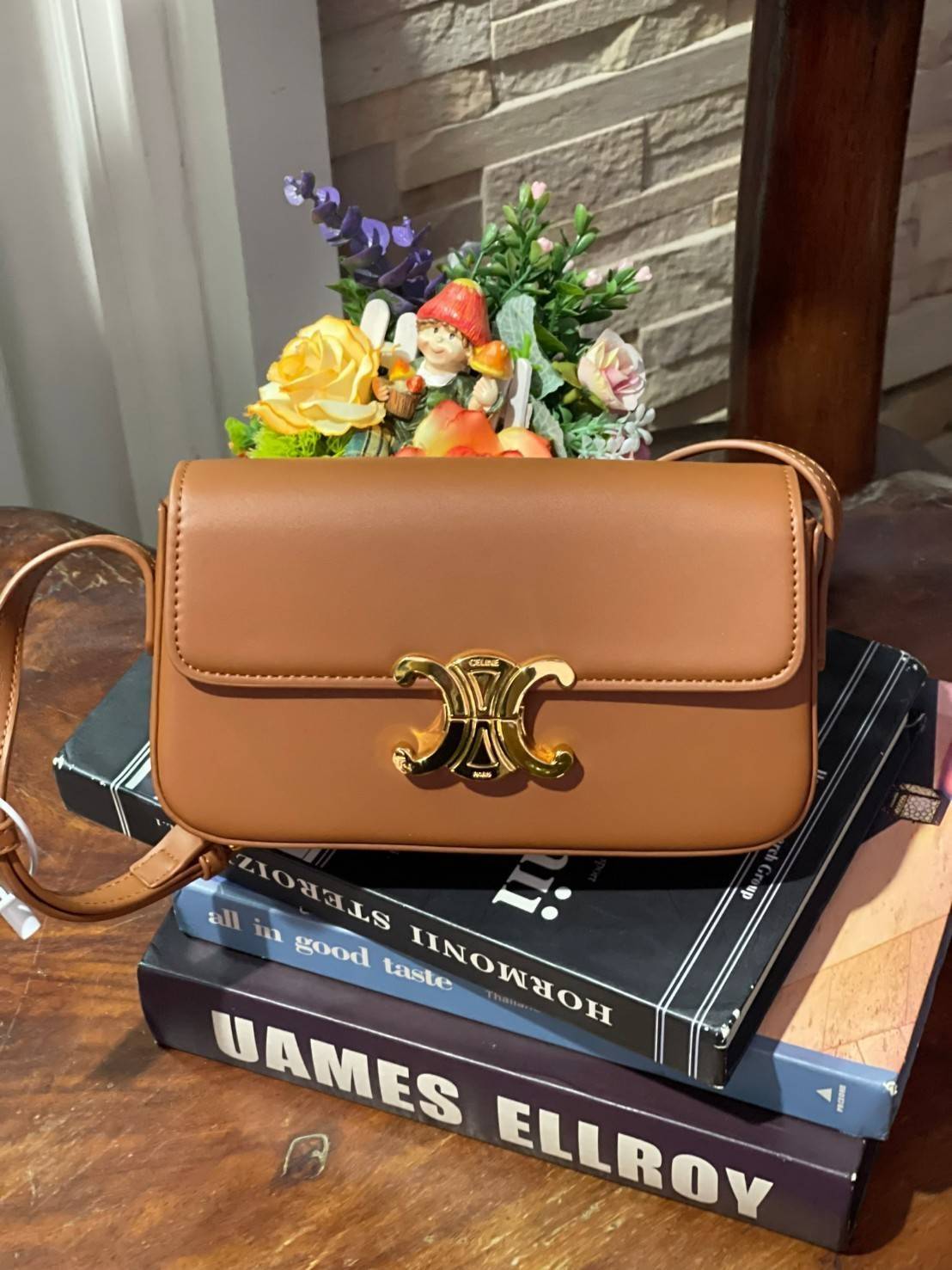 VIP 】CELINE TRIOMPHE SHOULDER BAG IN TRIOMPHE อีกหนึ่งผลงานการออกแบบของ Hedi Slimane ที่ได้ดึงเอาเอกลักษณ์ต่าง ๆ ของ CELINE ออกมาและทำการตีความหมายใหม่จนได้กระเป๋าเรียบหรูและดูทันสมัย ให้คุณเลือกสะพายในชีวิตประจำวันเข้ากับการแต่งตัวสบาย ๆ หรือจะสะพายออกงา