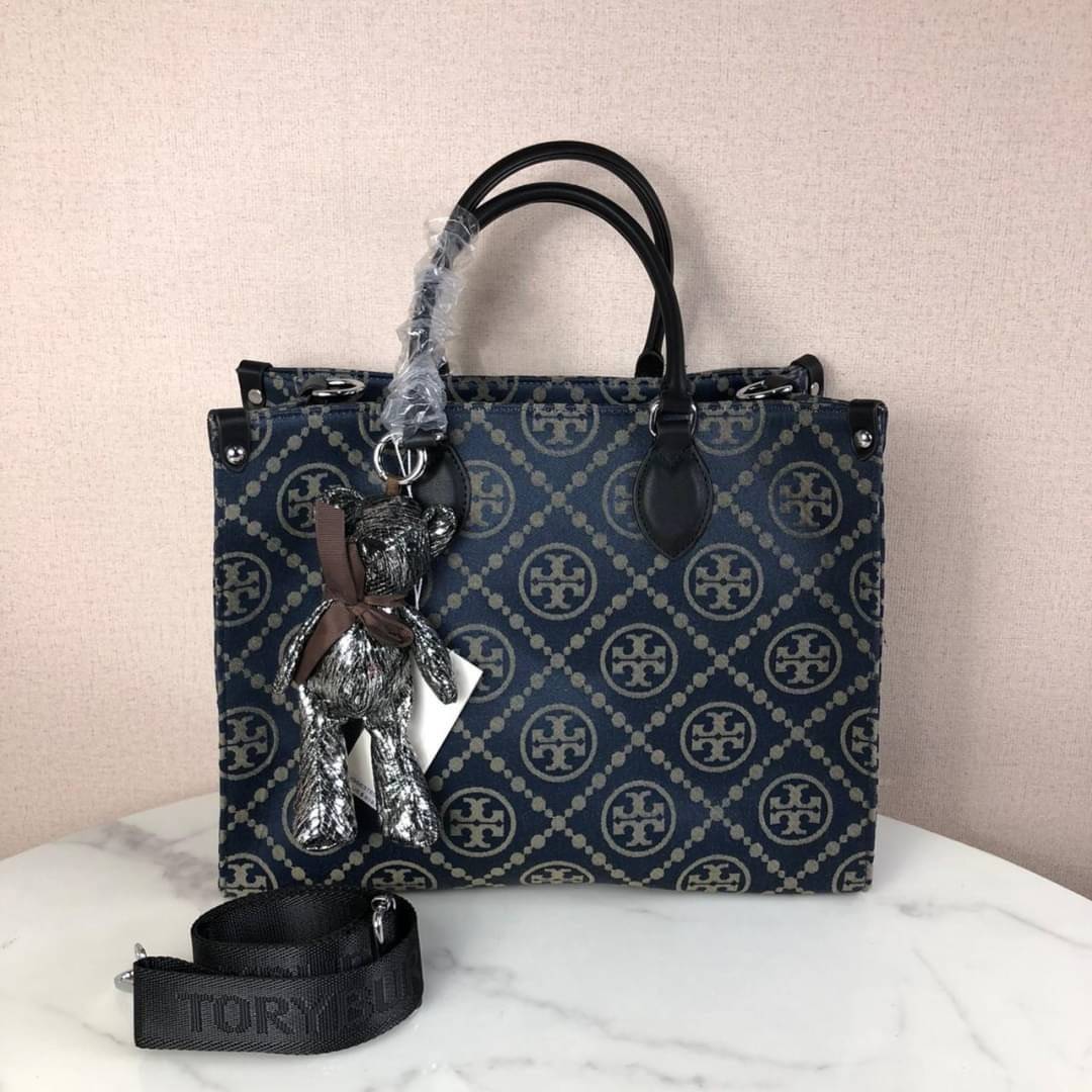 กระเป๋าถือ หรือสะพาย TORY BURCH มาใหม่ล่าสุด จุใจคนสัมภาระเยอะ งานสวยตั้งอยู่ทรง น้ำหนักเบาค่ะ ดีไซต์เก๋มาพร้อมพวงกุญแจตุ๊กตาน้องหมี น่ารักมากมาย