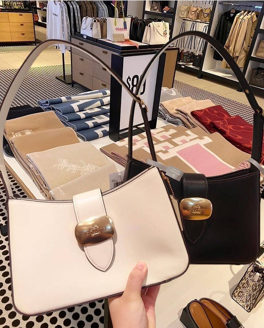 COACH ELIZA SHOULDER BAG IN SIGNATURE CANVAS CR532 / CR533 กระเป๋าสะพายไหล่ทรงโฮโบสุดหรู ดีไซน์โลโก้แบบใหม่สวยเด่น เกรดท็อปออริ เกรดดีสุด สลับแท้ 1:1 ใช้ต่างประเทศได้