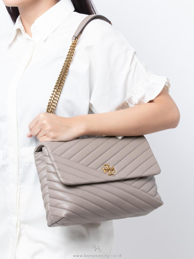 Large : Tory Burch Kira Chevron Quilted Convertible Leather Crossbody Bag เป็นกระเป๋าที่ใช้ในการออกงานสำคัญหรือวันที่มีปาร์ตี้สังสรรค์ คุณควรเลือกใช้กระเป๋าที่มีดีไซน์สะดุดตา เพราะจะช่วยยกระดับและเพิ่มเสน่ห์ให้กับตัวคุณเองมากยิ่งขึ้น หากเป็นงานทางการ เช่น