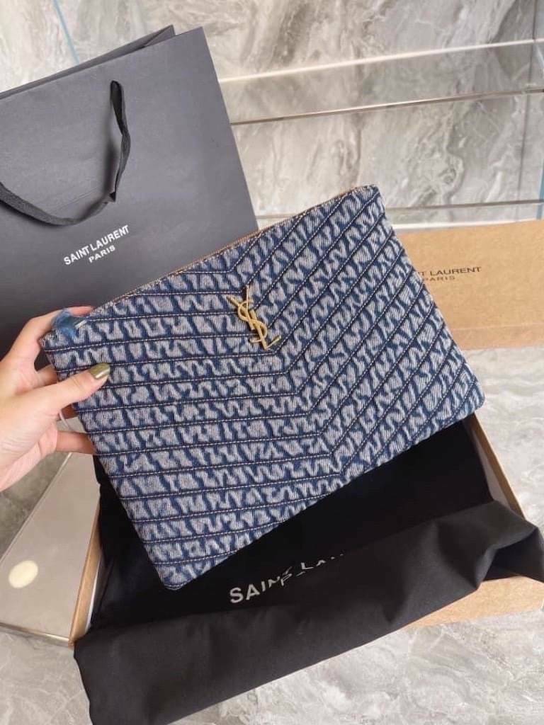 Saint Laurent Monogram quilted denim tablet pouch / YSL denim tablet pouch กระเป๋าทรงพอชดีไซน์ใหม่ ใช้งานง่าย สะดวก กะทัดรัด พกแท็บเล็ตติดตัวไปด้วยในกระเป๋าโมโนแกรมนี้ โดดเด่นด้วยเอฟเฟกต์แบบวินเทจและการเย็บตะเข็บแบบควิลท์ เป็นรุ่น unisex ใช้ไดทั้งหญิงชาย 