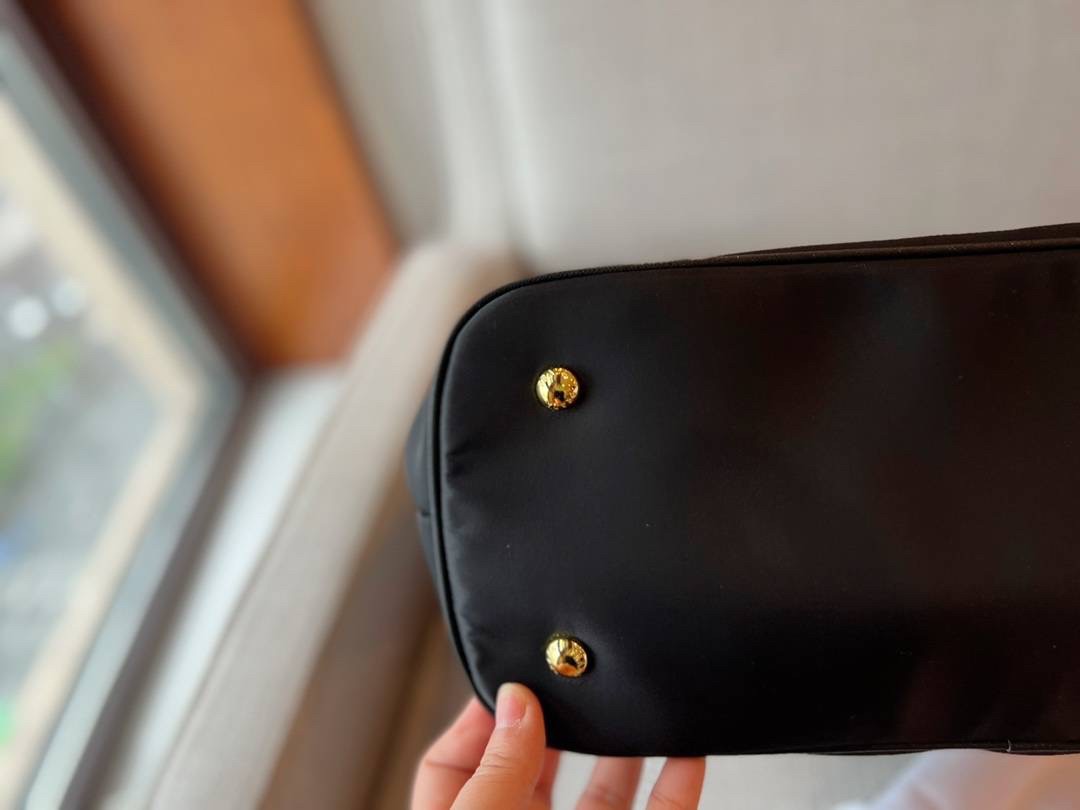 PRADA SHOPPING BAG / PRADA TOTE BAG รุ่นยอดฮิต !!! ปังปุริเย่ 🎉กระเป๋าใบใหญ่ทรงโท้ทหรู เป็นผ้าไนล่อน ตกแต่งรอบใบได้ สวยมาก