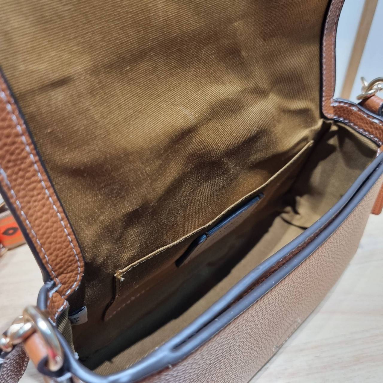 OACH LOGAN MESSENGER IN SIGNATURE CH483 CH252 กระเป๋าสะพาย รุ่นใหม่ สไตล์สปอร์ต ดีไซน์สวย ขนาดกำลังดีคล่องตัว สายสะพายเส้นใหญ่ทนทาน