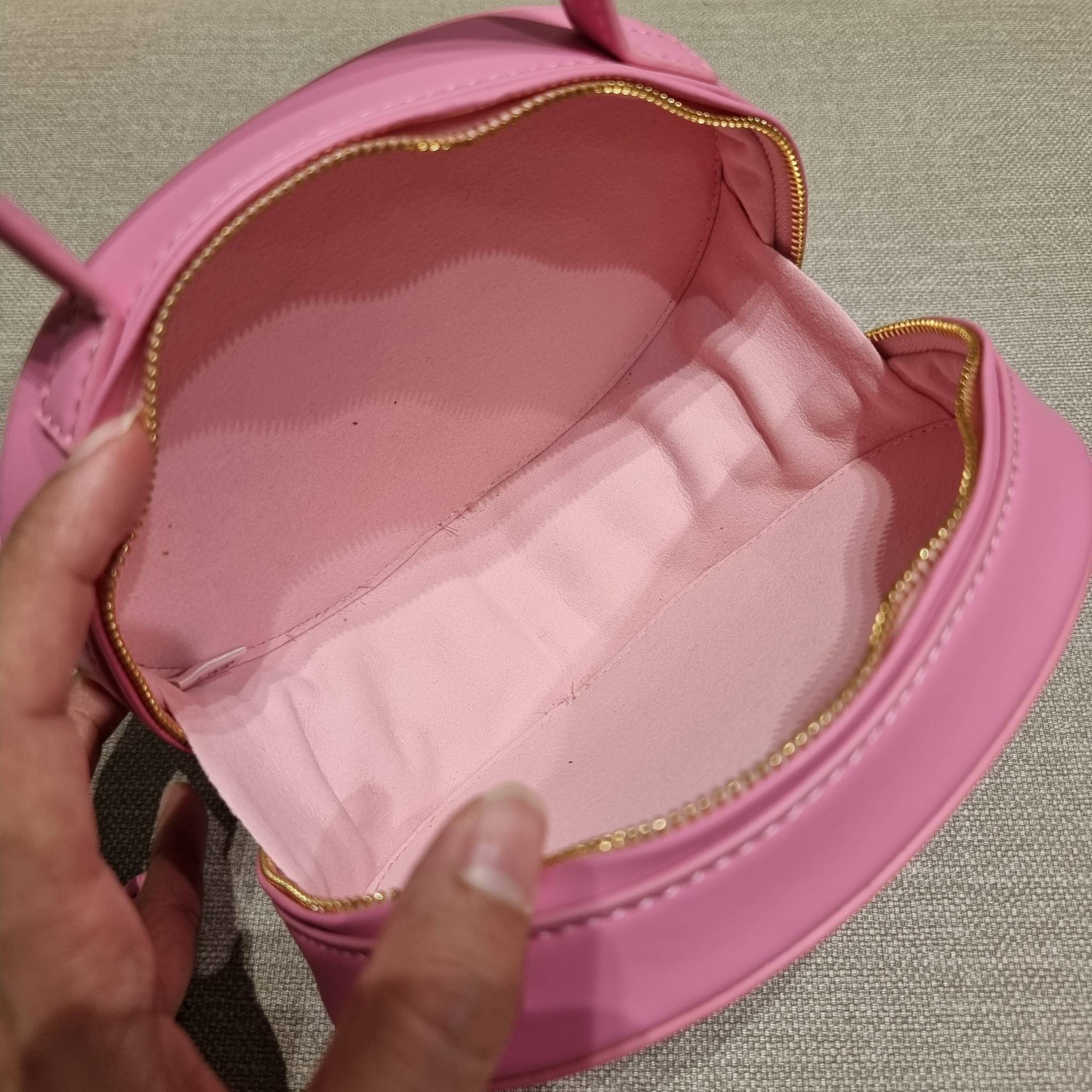 VIP 🥂 CELINE OVAL MINAUDIERE CUIR TRIOMPHE น้องน่ารักม้ากกกก!! น่ารักตะโกนไปเลย!! กับกระเป๋าทรง oval รุ่นแรร์ไอเท็ม ที่หายาก และ sold out ไปหลายรอบ!! น้องใบกะทัดรัด สำหรับสาวๆที่ชอบพกพกของแบบง่ายๆ ให้ชีวิตไม่ยุ่งยาก คล้องแขนใช้งานเก๋ๆ วัสดุหนังสัง