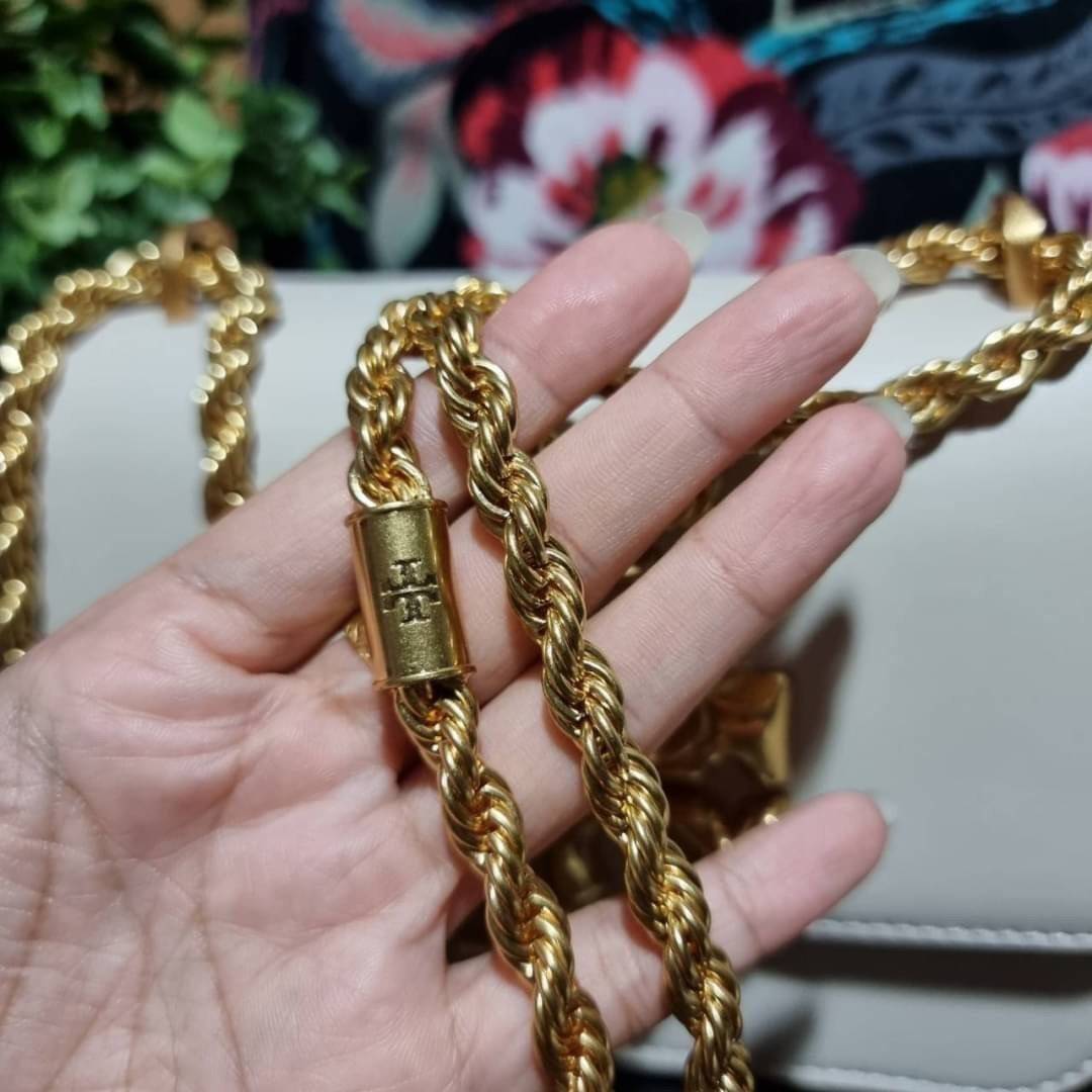 TORY BURCH ELEANOR SMALL CONVERTIBLE SHOULDER BAG ฮอตไอเท็ม รุ่นนี้ขายดีขายหมด สวยหรู คุณหนู ผู้ดี!! หายากมากแล้วน้า กระเป๋าสะพายข้าง ดีไซน์อยู่ทรง ขนาดกำลังสะดวกใช้สำหรับสาว วัสดุหนังแท้เต็มใบ สีทูโทน เปิด-ปิดด้วยแถบแม่เหล็ก ภายในแบ่งสัดส่วนได้เป็นอย่างด