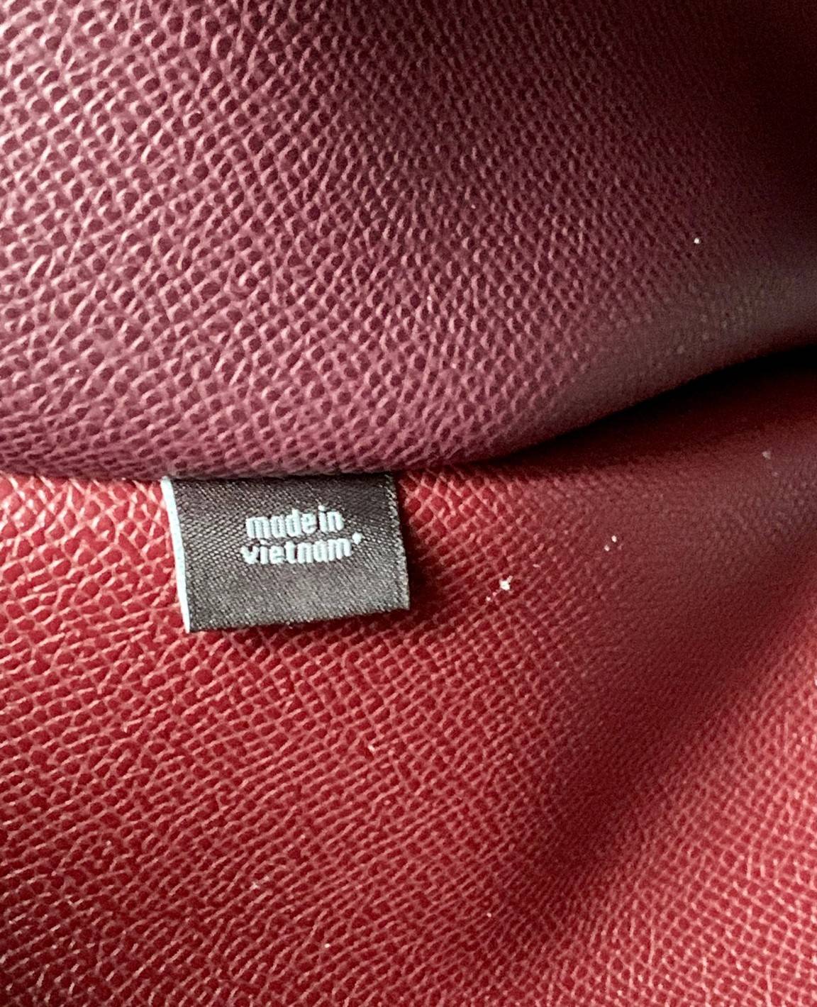 COACH MOLLIE TOTE IN SIGNATURE CANVAS ((1665)) พร้อมส่งอีกครั้ง ห้ามพลาดค่า! กระเป๋าหิ้ว//คล้องไหล่ ใบใหญ่ ทรงTote หนังแท้นิ่มอย่างดีค่ะ ภายในแบ่ง2ช่องใหญ่ สามารถใส่ A4ได้เลย ช่องกว้างมากๆ มีช่องกระเป๋าซิปกลางให้ใส่ของอีกช่องนะคะ