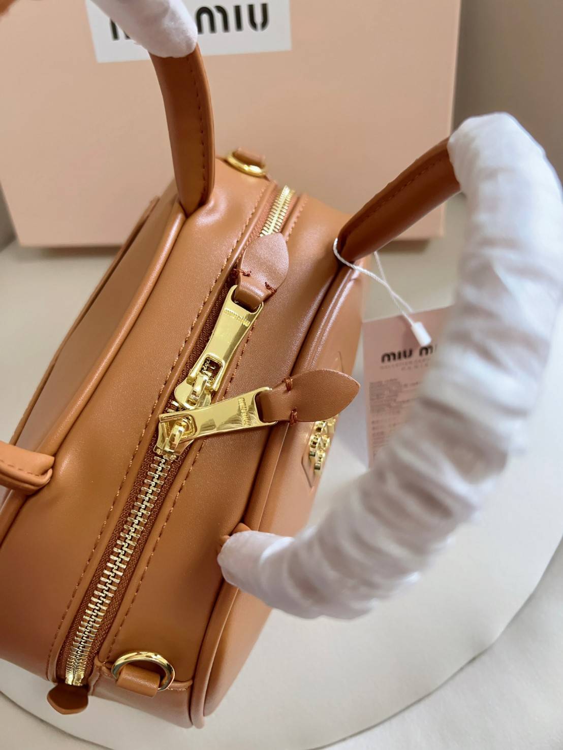 MIU MIU HALF-MOON TOP HANDLE BAG / Patent leather bowling bag / Miu Miu Leather top-handle bag กระเป๋าทรงพระจันทร์เสี้ยว หนังนิ่ม ลื่นเงา ตัดกับอะไหล่ทองได้ลงตัว