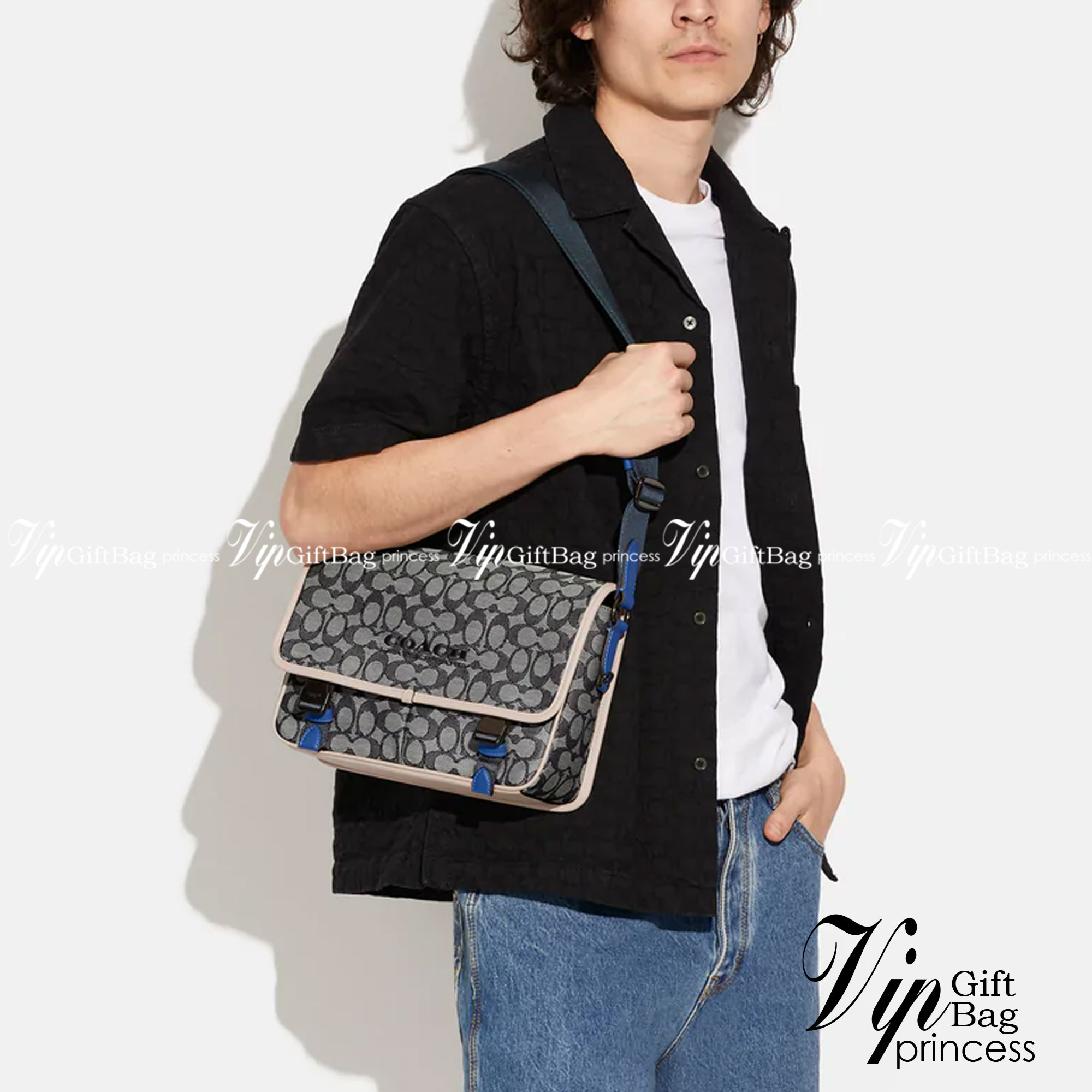 Coach C9158 League Messenger Bag Crossbody Sling Bag ใหม่ล่าสุด คอลที่หนุ่มๆก็ต้องใจละลายไม่แพ้สาวๆ กับกระเป๋าสะพายทรงแมสเซนเจอร์ ดีไซน์ทรงคลาสสิคใช้งานง่าย ดีเทลน้อยแต่มาก!! ดูดีดูแพงเกินเบอร์ไปเลย ภายในเป็นช่องโล่ง มีช่องแยก แบ่งสัดส่วนได้ดีมากๆ มาพร้อม