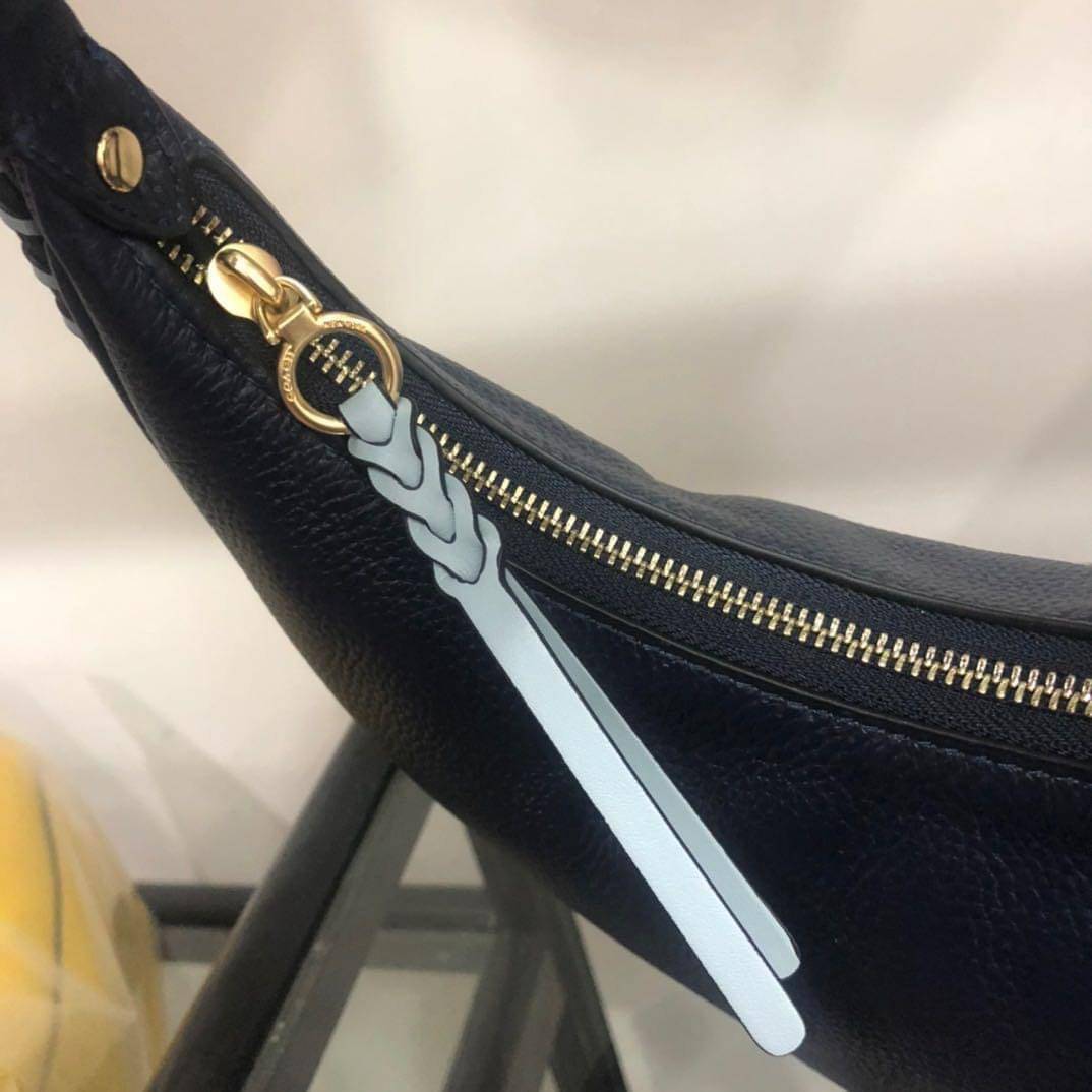 COACH BAILEY HOBO WITH WHIPSTITCH ((C4108//C1322)) พร้อมส่งที่ไทย!! สวยจริงไม่จกตาแน่นอนค่าา กระเป๋าทรงโค้ง ใช้แบบหิ้วหรือคล้องไหล่ก็ดูดี ใช้วัสดุหนังแท้ชั้นดี หนังสวยมากๆค่ะ ด้านหน้าใช้อะไหล่แบรนด์ตัวใหญ่ หรู ดูสะดุดตามีเดียว