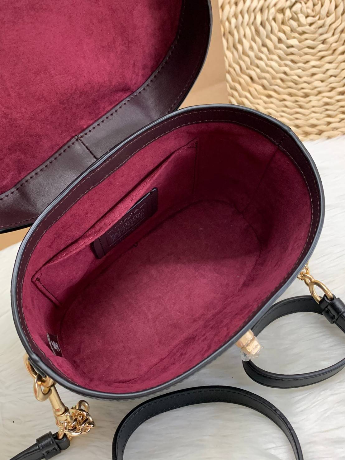 COACH KAY CROSSBODY IN SIGNATURE ((78277)) กลับมาอีกครั้ง! กระเป๋าหิ้ว//สะพายแบบครอสบอดี้ร์ หนังแท้นิ่มสวย เปิดปิดกระเป๋าแบบหมุนล็อค ภายในโล่งสามารถใส่กระเป๋าเงินใบกลางได้;มือถือได้ทุกรุ่น; มีช่องเล็กให้ใส่ของจุกจิก;ซัปในบุผ้าอย่างดีเลยค่ะ มาพร้อมสายสะพาย