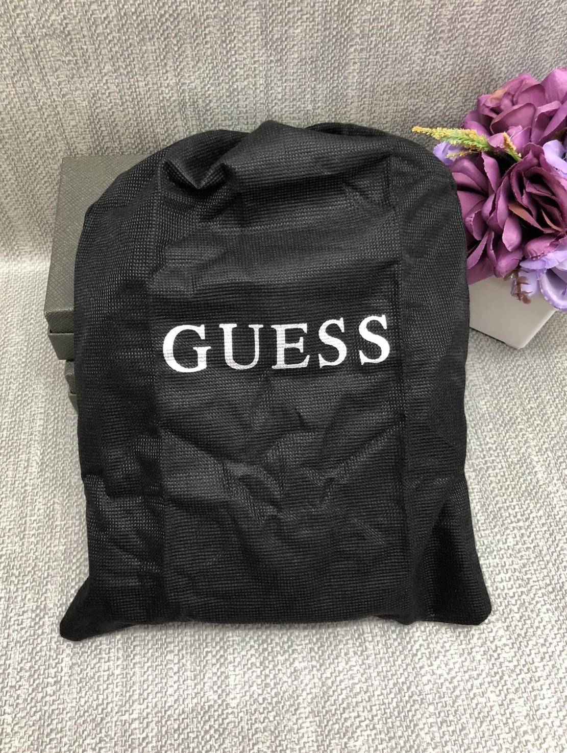 New GUESS SHOULDERBAG HM 6122 พร้อมส่งกระเป๋าสะพาย รุ่นนี้ใช้ได้ทั้งชาย/หญิง วัสดุไนล่อนอย่างดี คุณภาพสูง ด้านหน้าติดอะไหล่และโลโก้แบรนด์ มีช่องซิปใส่ของจุกจิก เปิดปิดกระเป๋าช่องหลักแบบซิป ด้านในโล่ง ลึก ใส่มือถือ กระเป๋าสตางค์ใบสั้นหรือสัมภาระอื่นๆได้พอป