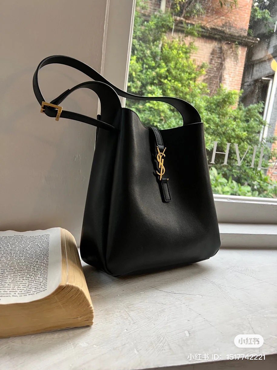 YSL Le 5 a soft hobo bag / YSL Tote 2022 มาใหม่มากก พร้อมส่งที่นี่ที่เดียวเลยค่า กระเป๋าที่สาวๆ ตามหากันหนักจริงๆ ตามรอยคุมโรเซ่ไปเลยค่าา งานเกรดออริจินอล หนังซอร์ฟสวย ภาพสินค้าถ่ายจากงานขายจริง ใช้งานต่างประเทศได้