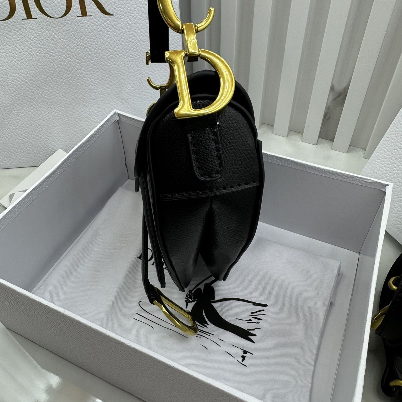 DIOR Mini Saddle Bag with Strap Blue Dior Oblique Jacquard / Black Grained Leather กระเป๋าสะพายทรงอานม้าเอกลักษณ์ของแบรนด์แห่งตำนานความหรู