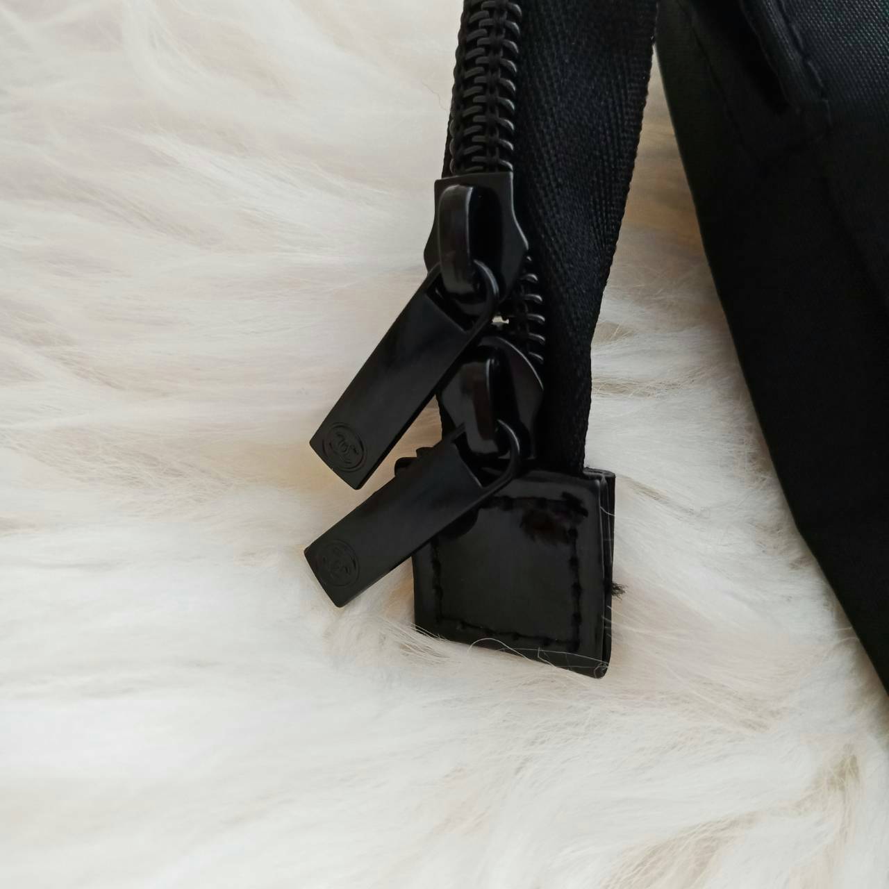 New Gorgeous☆☆ กระเป๋าใบใหญ่ทรง Tote จากแบรนด์ Chanel VIP gift Bag ของแท้ 100% ทำจากผ้าหนา Polyester ฐานล่างกระเป๋าทำจากหนังแก้วผิวมันเงา *สวยหรู สกรีนโลโก้ชาแนลหน้าหลัง หัวซิปปั้มโลโก้ ด้านในเป็นช่องกว้าง และมีอีกหนึ่งช่องเก็บของ รุ่นนี้สะพ