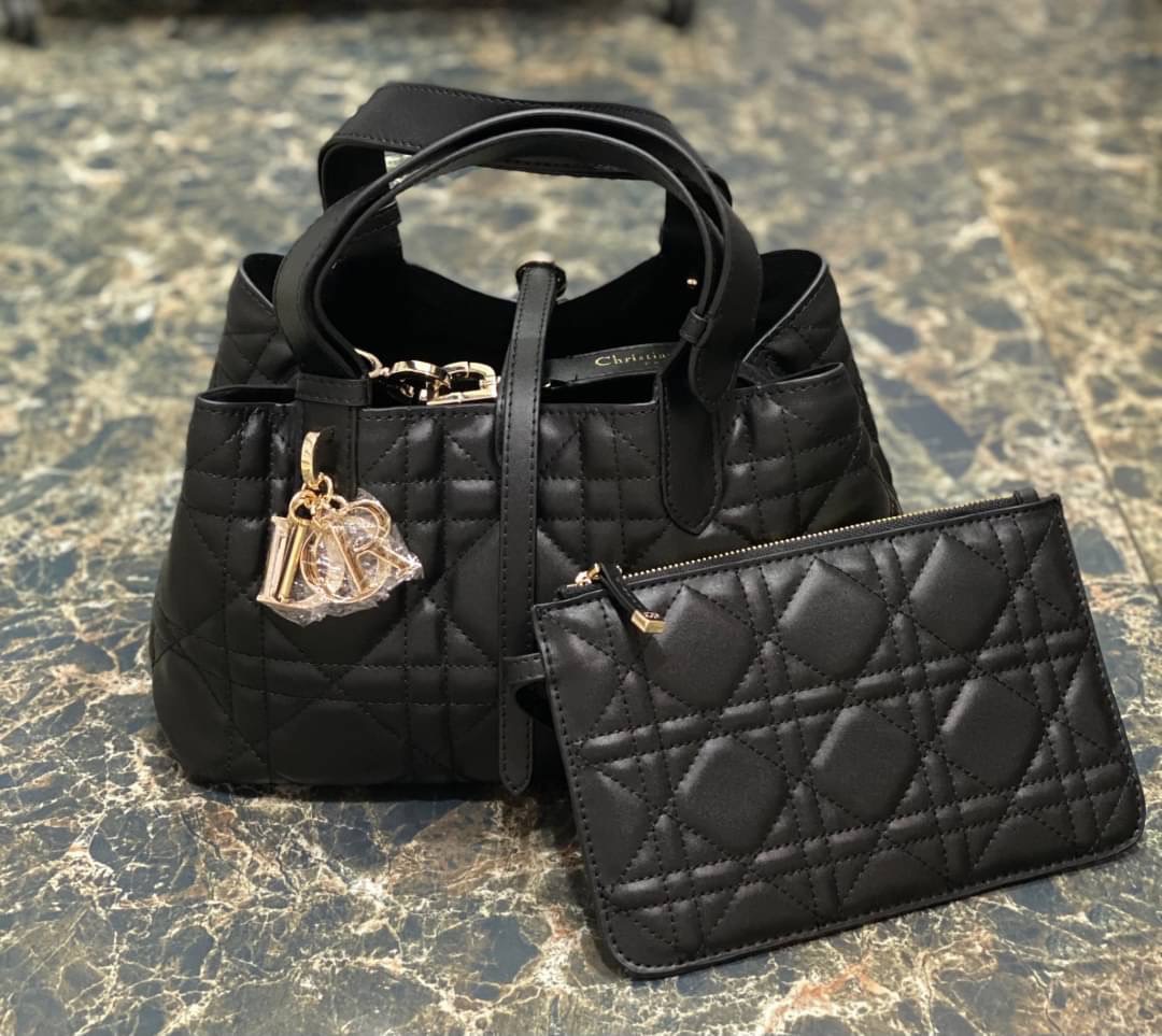 Small 23cm DIOR TOUJOURS BAG Macrocannage Calfskin / DIOR Tote Bag ออริ 1:1 พร้อมส่ง 3 สี กระเป๋าสะพายทรงโท้ท จุของได้เต็มที่ รูปทรงคลาสสิค หนังสวย หรูหราเกินราคา