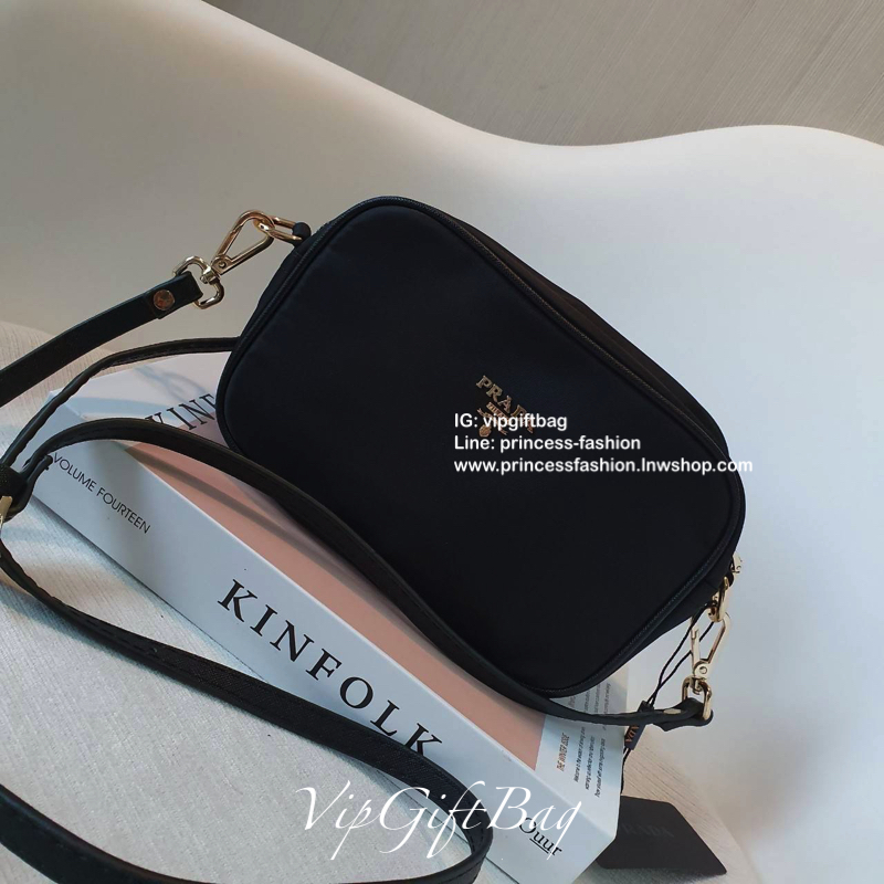 กระเป๋าทรง mini crossbody จากงานพรีเมี่ยมกิ้ฟแบรนด์ดัง PRADA วัสดุ Nylonสุดหรูอย่างดี สามารถกันน้ำได้ ทั้งใบ ขนาดกำลังดีน่ารัก🐰 ด้านในมีช่องแบ่งใส่ของใส่ของจุกจิกได้ ใส่โทรศัพท์ได้ทุกรุ่น คสอ. ใช้แล้วสวยมากๆ อะไหล่ทองปั้มแบรนด์ทุกจุด คุ้มเกินราคาค