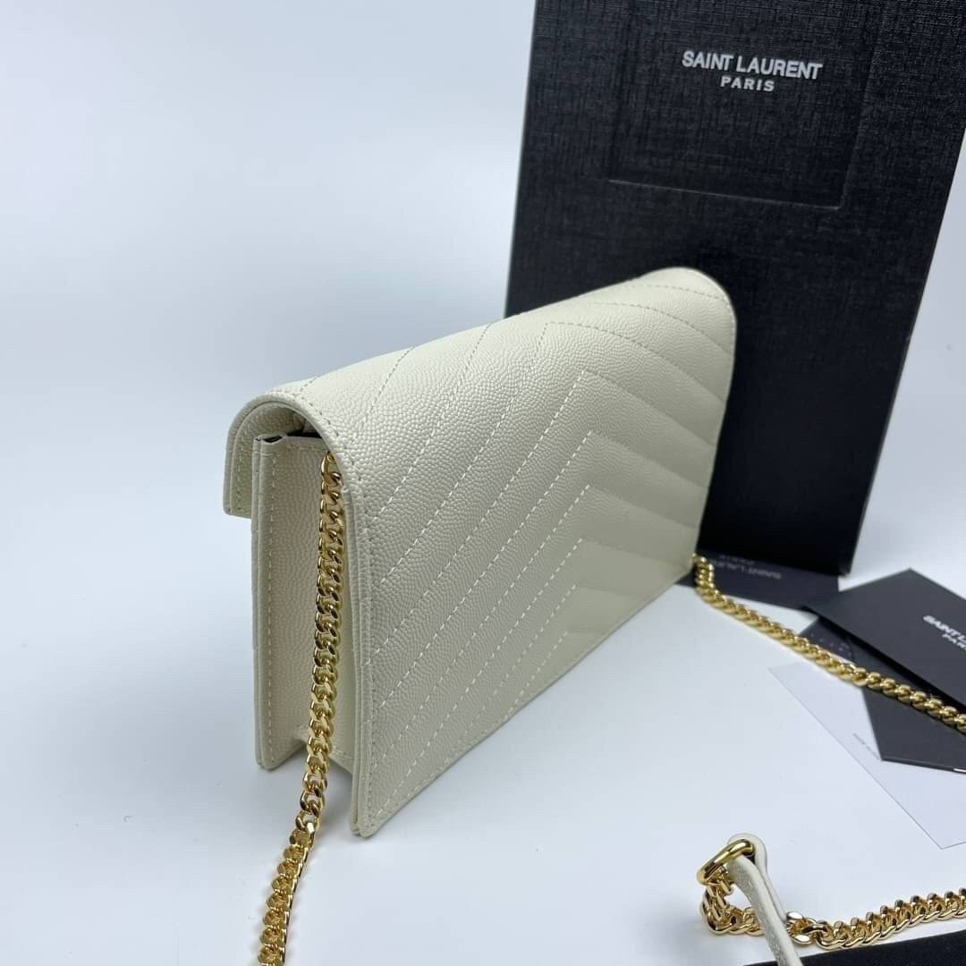 หนังแท้ YSL Yves Saint Laurent Envelope WOC 7.5” รุ่นฮอตปรอทแตก ทรงฐานตั้งได้ เป็นการดีไซน์กึ่งกระเป๋าสตางค์ ที่มาพร้อมสายสะพายยาว (เป็นสายโซ่ที่ต่อกับหนัง) สายถอดได้ (ปรับระดับไม่ได้) ถือเป็นคลัชก็สวยมากเลยค่ะ เป็นอีกหนึ่งรุ่นที่ให้ความรู้สึกเรียบแต่โก้ห