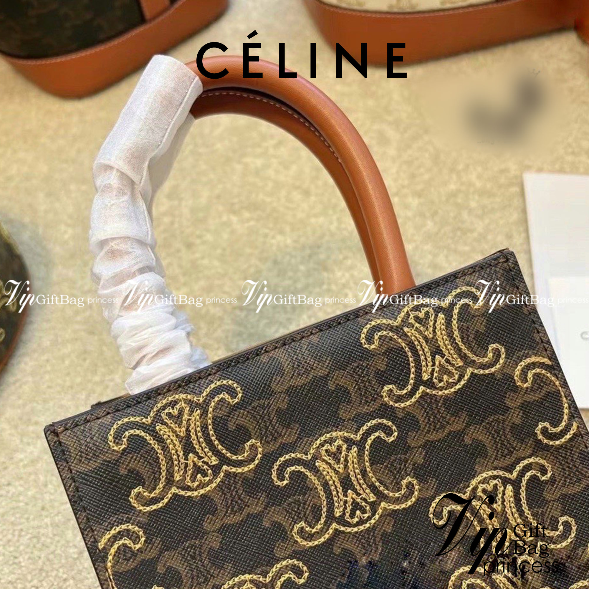CELINE MINI HAND CARRY AND CROSSBODY BAG / CELINE MINI VERTICAL / Celine mini tote วัสดุ COATED CANVAS กระเป๋าสะพาย ทรงtote ใบเล็ก ทรงนี้คือทรงสุดฮิตใช้งานง่าย งานปั้มแบรนด์ทุกจุด ดีไซน์ทรงเหลี่ยมสวยหรูสุดคลาสสิคในสไตล์สาว Lisa ภายในโล่งกว้างใส่กระเป๋าสตา