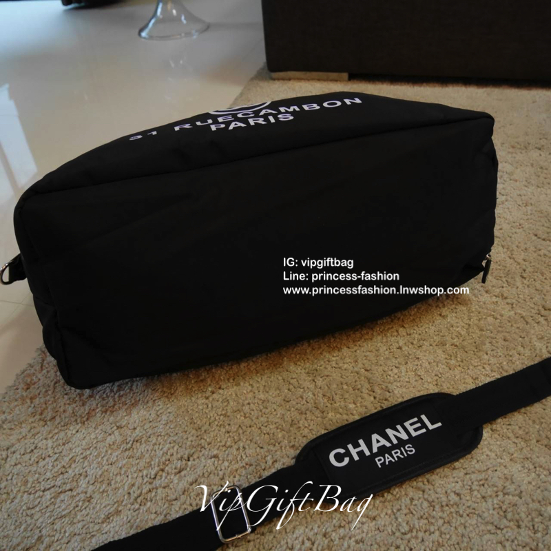 Must Have Now!!! กับ ไอเท็มที่ต้องมีติดตู้!! Chanel VIP Extra Large Tote/Duffle Bag กระเป๋าเดินทางแบบถือ ทรงยอดฮิต กันน้ำได้เต็มใบ 100% *มีช่องพิเศษเก็บรองเท้าผ้าใบ ด้านหน้าสกรีนโลโก้แบรนด์ เปิดปิดด้วยซิป ด้านในส่ของได้จุใจ มีช่องใส่ของเป็นสัดส่วน แถมมีช่