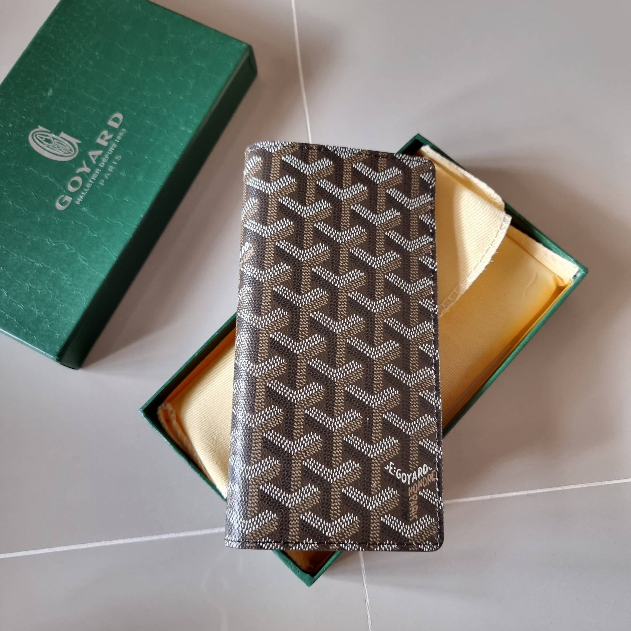 Goyard Bi Fold Long Wallet / GOYARD FLAP WALLET / Goyard Long Wallet กระเป๋าสตางค์ใบยาว รุ่น unisex ที่ใช้ได้ทั้งหนุ่มๆและสาวๆ ไอเท็มนี้ตอบโจทย์สำหรับคนที่ชอบเก็บบัตรเยอะๆ