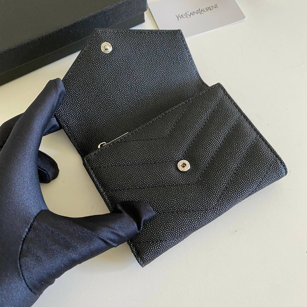 VIP GIFT 】หนังแท้ YSL 13cm SAINT LAURENT Monogram Compact Trifold Wallet กระเป๋าสตางค์ใบสั้น 3 พับ งานดีสุด รอบที่แล้วไม่พอขาย สามพับ ใส่แบงค์ ใส่บัตร ใส่เหรียญได้เยอะ ใบเดียวครบจบเลย หนังสวยมาก ละเอียดสุดๆ