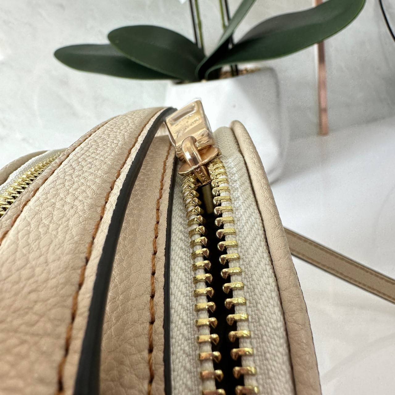 COACH X PEANUTS CANTEEN CROSSBODY WITH SNOOPY PRESENT MOTIF (CE845,CF290) กระเป๋าสะพายข้างทรงกลมไซส์มินิ มีหูจับ วัสหนังแท้ ด้านหน้าโดดเด่นด้วยรูปการ์ตูนSnoopy