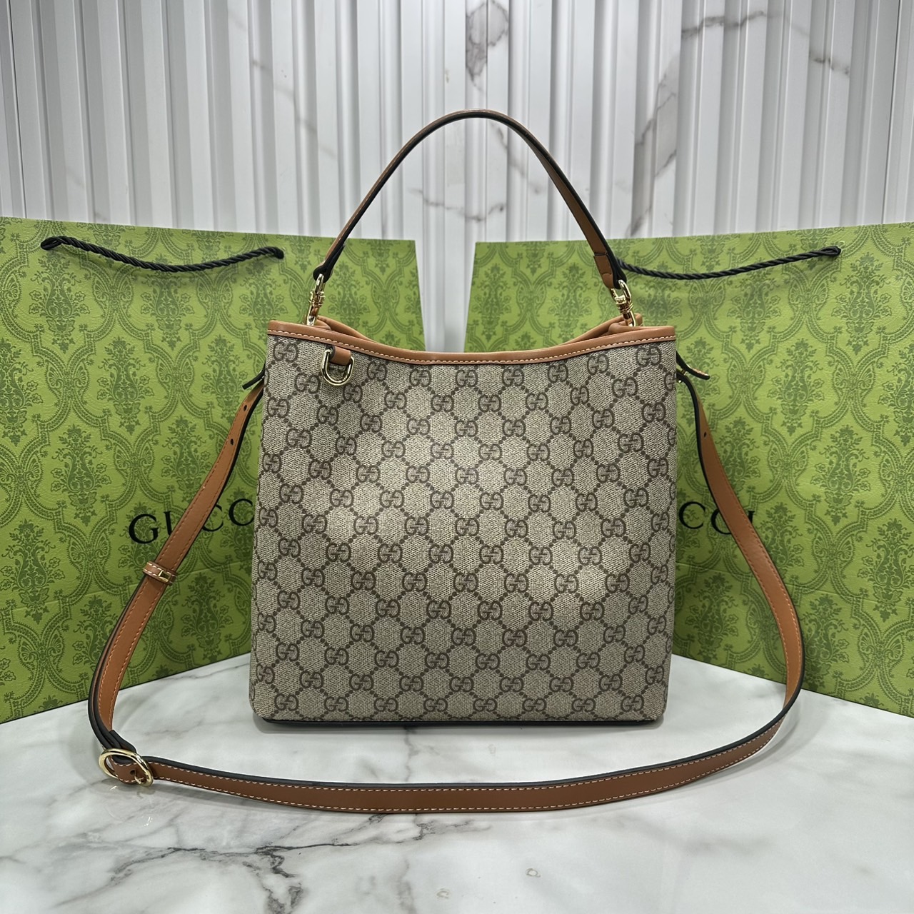 10" ORI หนังแท้ | Gucci GG Emblem Medum bucket bag กระเป๋าสะพายทรงบัคเก็ตใบใหญ่ คอลใหม่ตีความประวัติศาสตร์แห่งความสง่างามและงานฝีมือของแบรนด์ขึ้นใหม่