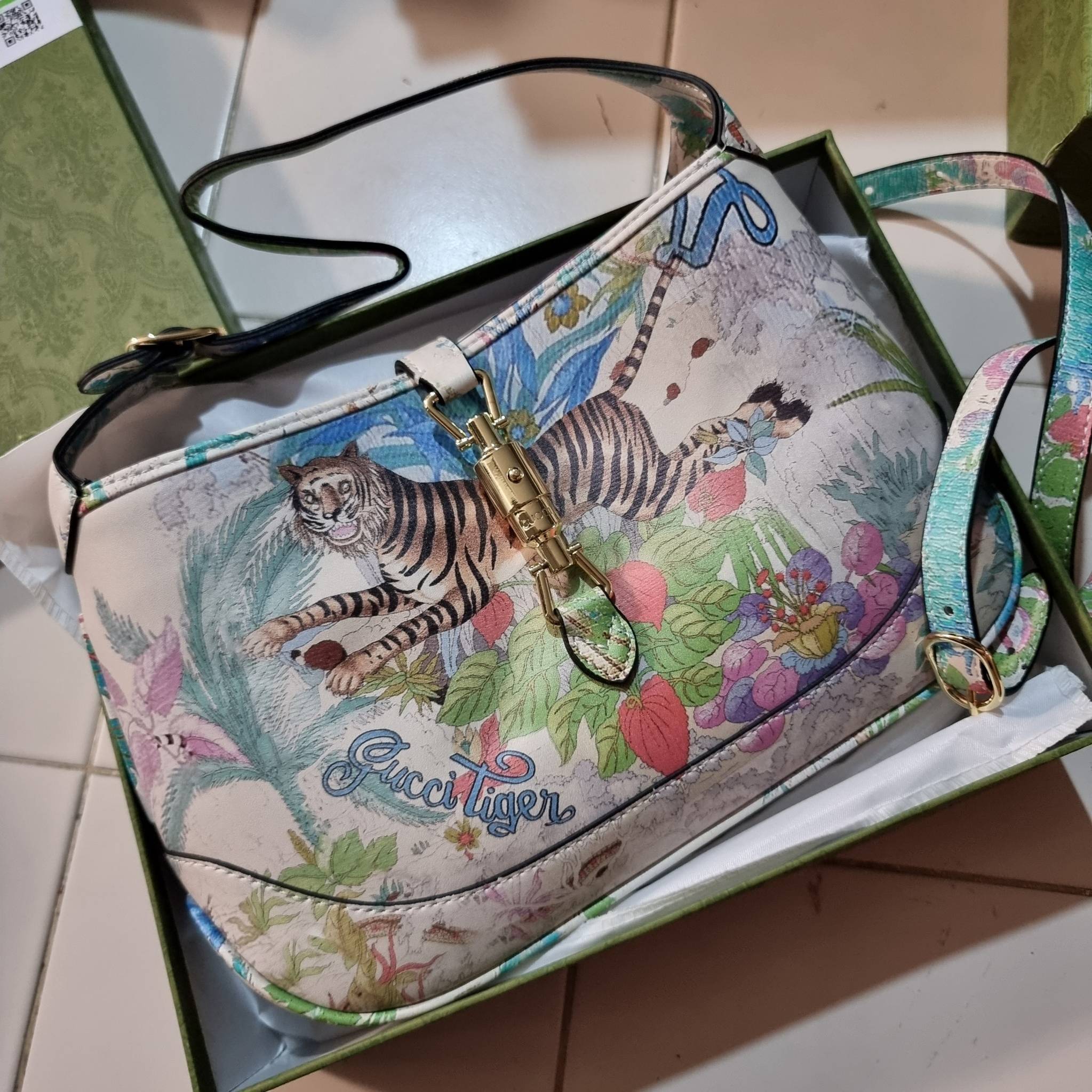 GUCCI SHOULDER BAG โปรเจคฉลองปีเสือ ปังฉุดไม่อยู่!! คอลเลคชั่นยอดฮิต GC multi bag ไซส์ใหญ่น่าสะพาย ดีไซน์ลวดลายชิคมากๆ!! โดดเด่นไม่ซ้ำใคร กับกระเป๋าสะพายวีไอพี พรีเมี้ยมกิ๊ฟที่จะทำให้หลงรักกันไปแบบสุดๆ มีดีเทลแฝงความหรูในตัว วัสดุหนังสังเคราะห์พรินท์ลายคม