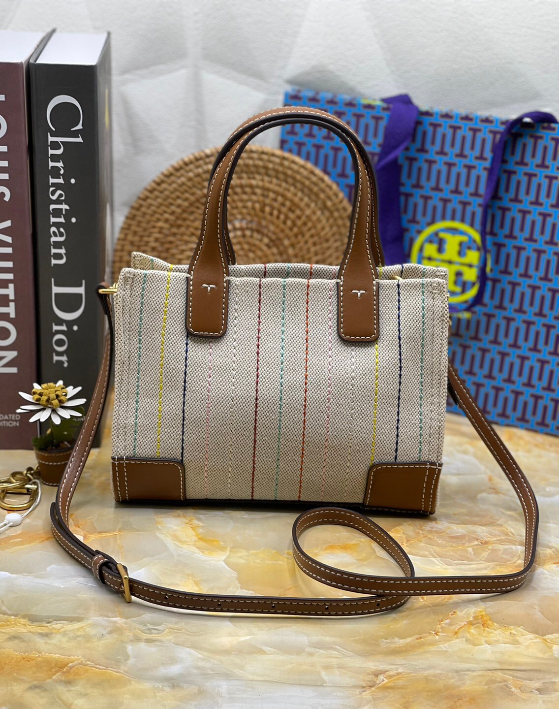 Tory burch ella multi stitch canvas micro tote กระเป๋าใบนี้บอกเลยว่าสไตล์เก๋และแปลกตาเลยทีเดียว กระเป๋าทรงสี่เหลี่ยมขนาดมินิ มีสายเล็กๆ สำหรับสะพายข้าง ลวดลายและสีสันบนกระเป๋ามีเอกลักษณ์ความเป็นวินเทจแบบทอรี่โดยเฉพาะ เป็นอีกหนึ่งแอ็กเซสเซอรี่ที่ทางแบรนด์ร