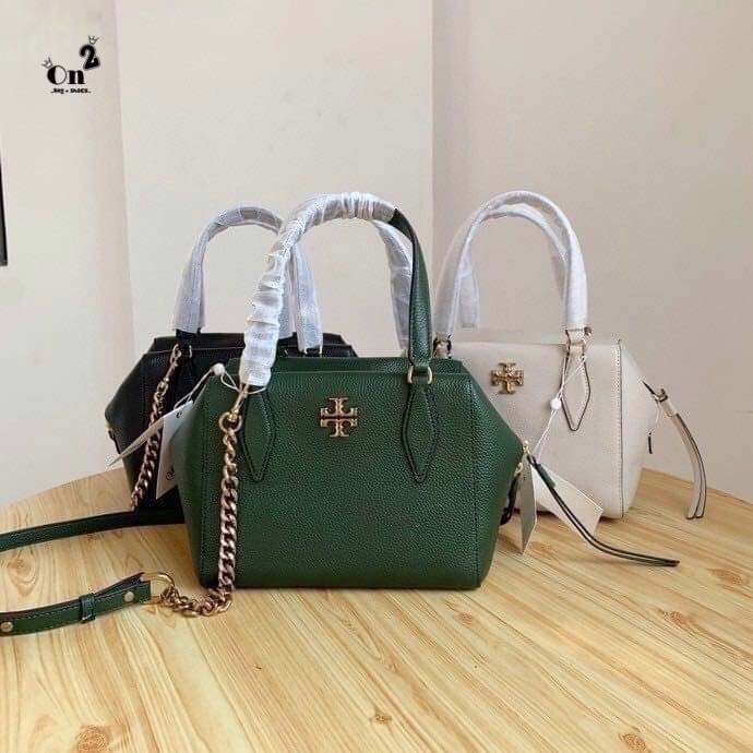 TORY BURCH KIRA PEBBLED SATCHEL BAG รุ่น 74650 กระเป๋าสะพาย Crossbody หนัง togo อะไหล่ทอง ทรงสวยสุดฮิต เป็นรูปทรงใหม่ มาแรงที่สุดในตอนนี้!! สัมผัสนุ่มมือ ตั้งอยู่ทรง ออกแบบเก๋ไก๋ สามารถปรับใช้ได้ 2 แบบ ไม่เหมือนใคร เปิดปิดด้วยซิป ภายในบุผ้าอย่างดี ช่องหลั