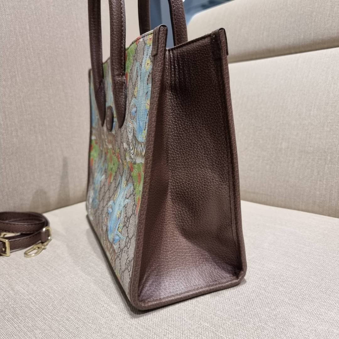 GUCCI Tiger GG small tote bag ใบใหญ่ อีกไอเท็มใหม่ ร้อนแรงไฟลุก!! ต้อนรับปีเสืออย่างเป็นทางการ จัดให้แบบเลิศๆ กับกระเป๋าทรงโท้ท วีไอพีพรีเมี่ยมกิ๊ฟ ไซส์ใหญ่ โดดเด่นด้วยลวดลายไม่ซ้ำใคร สวยเอกลักษณ์ วัสดุหนังแคนวาส ภายในโล่งกว้างมาก ใส่ของแบบแน่นๆ จุๆไปได้เ