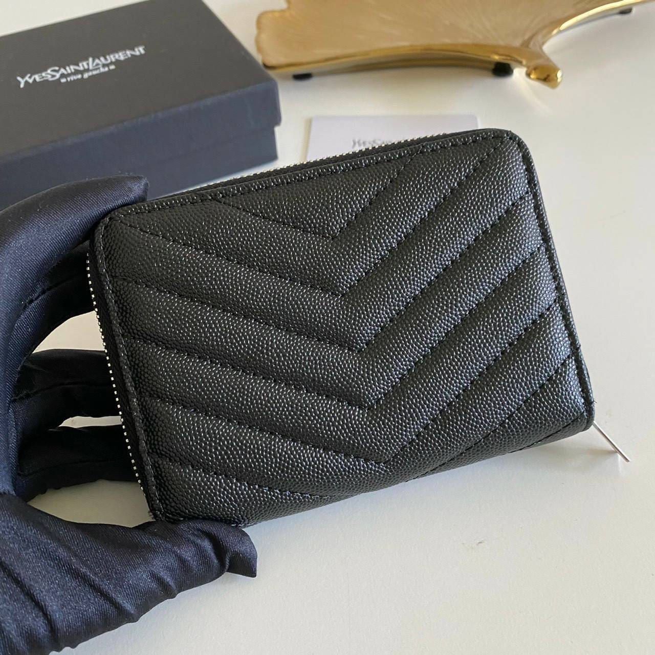 VIP GIFT 】หนังแท้ YSL Saint Laurent monogram compact zip short wallet มาแล้วจร้า ถามหากันเยอะมากๆ กระเป๋าสตางค์ใบสั้นที่ใส่แบงค์ ใส่บัตร ใส่เหรียญได้เยอะสุดๆ มีสองด้านซิปและพับ ใบเดียวครบจบเลย หนังสวยมาก ละเอียดสุดๆ