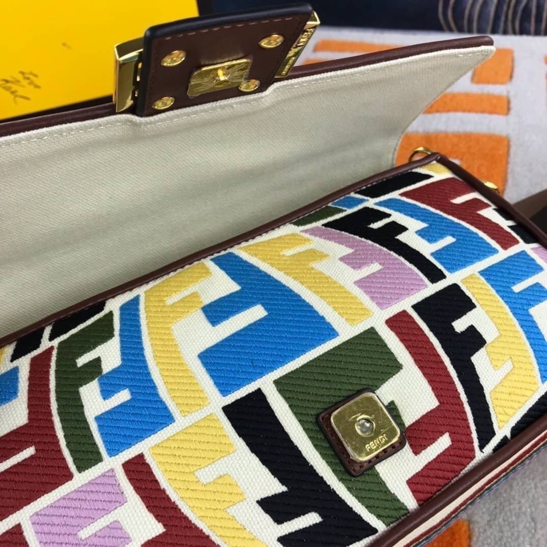 VIP GIFT 】FENDI BAGUETTE SUMMER 2021 CANVAS SHOULDER BAG กระเป๋าสะพายพรีเมี่ยมกิ๊ฟ หายาก สีคัลเลอร์ฟูลสุดใส โดดเด่น ดีไซน์ปั๊มโลโก้รอบใบ วัสดุผ้าแคนวาส ทนทาน มาพร้อมสาย 2 แบบ สำหรับคล้องแขน และสายครอสบอดี้สีทูโทน เปิด-ปิดด้วยกระดุมแม่เหล็ก ภายในเป็นช่องโล