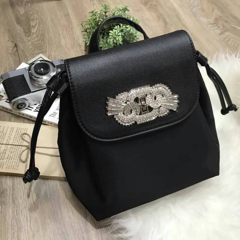 ZARA GAM DETAIL BLACK BACKPACK 2017 กระเป๋าเป้สีดำ ขนาดกำลังน่ารัก ด้านหน้าประดับเพชร และ crystal เพิ่มความ สวยหรู Diamante collection เปิดปิด ด้วยล็อคบิด ภายในมีโลโก้ และช่องใส่ของ พร้อมสายสะพาย โซ่ต่อหนัง ปรับระดับได้ ตัวจริงสวยหรูดูดีเข้าได้กับทุกชุดค่