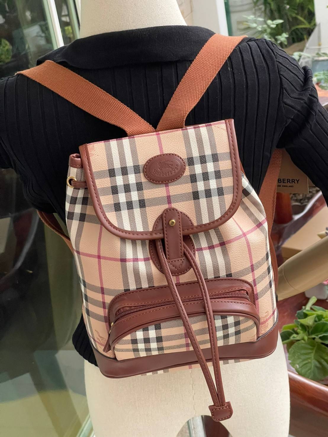 Burberry Small Beige Coated Canvas Backpack ไม่ว่าจะวันธรรมดาหรือวันไปเที่ยว เพียงแค่สะพายกระเป๋าเป้ใบนี้ติดตัวไปด้วย ก็เพิ่มความมีสไตล์ให้กับตัวเองได้แล้ว ด้วยรูปทรงและลายตารางอันเป็นสัญลักษณ์ของแบรนด์ สวยและแลดูคลาสสิค ด้วยความที่เป็นแบบสะพายกับไหล่ทั้ง