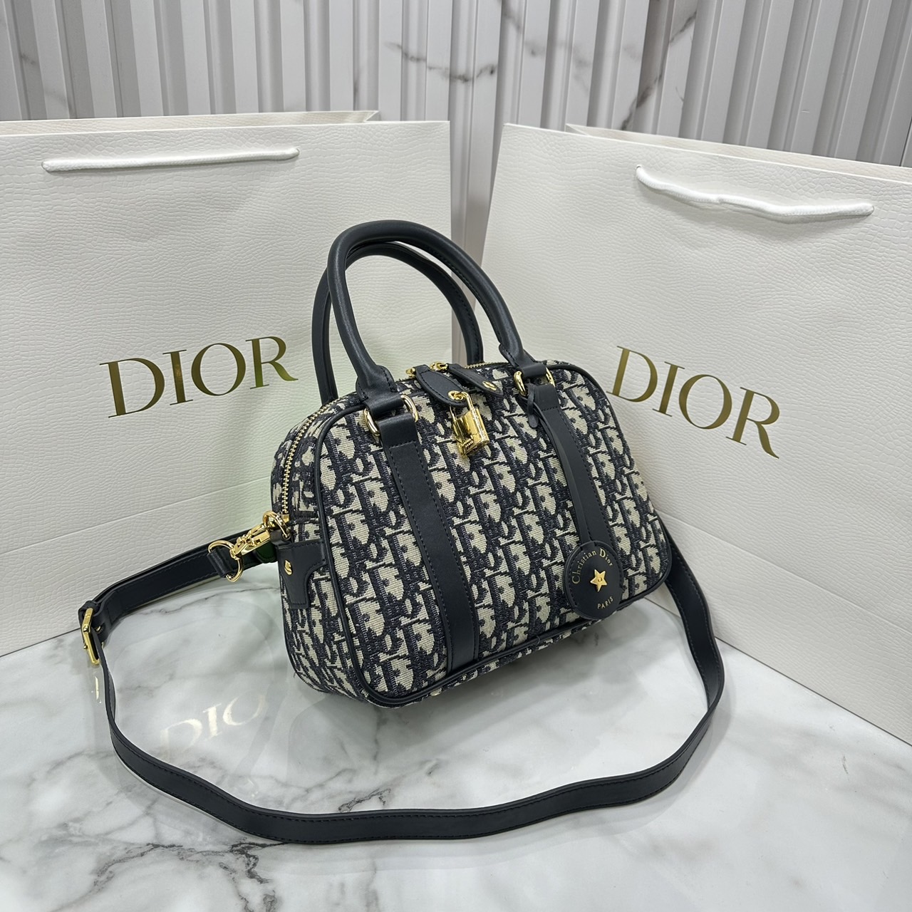 DIOR D-Vibe Bowling Bag Oblique jacquard fabric in blue กระเป๋าทรงหมอน ทรงโบว์ลิ่งทันสมัยและปราดเปรียว ใช้งานง่ายจุของได้เยอะ สวยงามเป็นเอกลักษณ์ เกรดท็อปไฮเอน 1:1 ใช้งานต่างประเทศได้