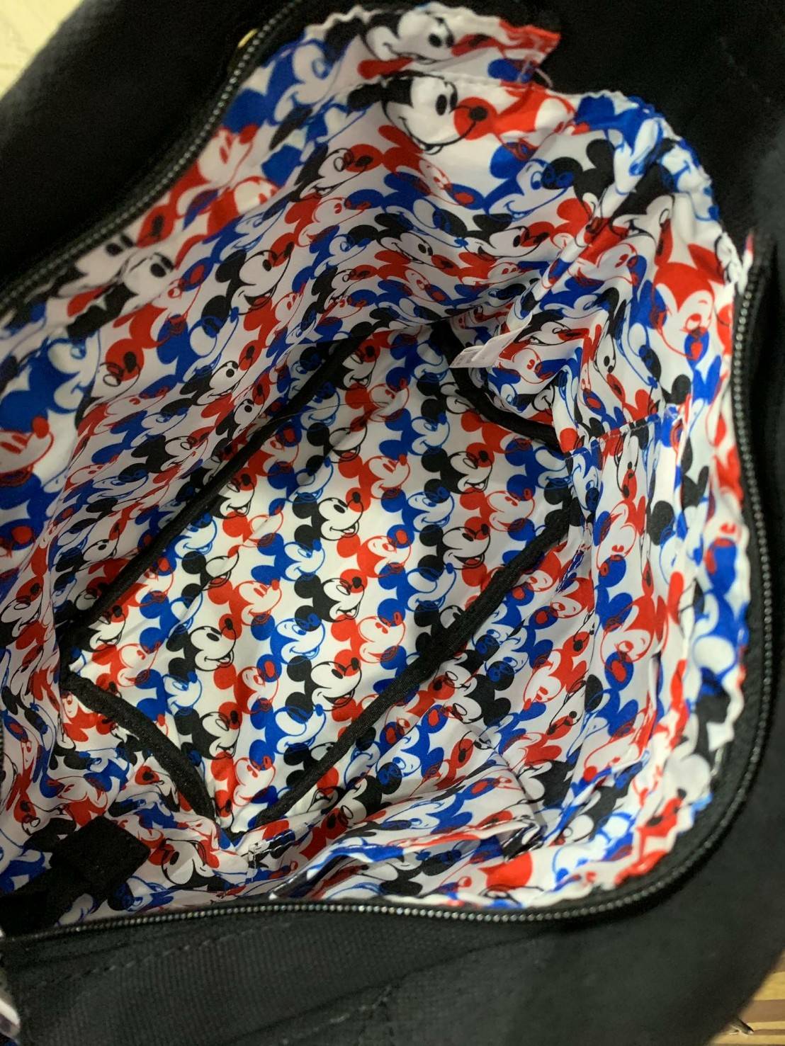 ANELLO MICKEY LIMITED EDITION MEDIUM DT-G004 เอาใจวัยรุ่นกับอีกหนึ่งคอลเลคชั่นน่าสะสมจากมิกกี้ เมาส์และมินนี่ เมาส์ ที่วาดลวดลายของตัวการ์ตูนยอดฮิตลงบนกระเป๋าให้เป็นซิกเนเจอร์กับรูปแบบทรง medium tote ขนาดกลางกำลังดี อีกทั้งยังเลือกใช้วัสดุอย่างผ้า Canvas 