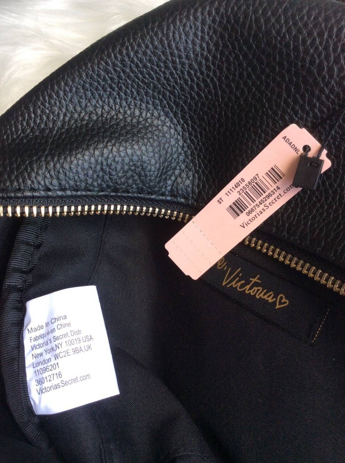 NEW ARRIVAL! VITORIA’S SECRET MINI BACKPACK กระเป๋าเป้ขนาดมินิรุ่นใหม่ล่าสุดวัสดุหนังแกะสังเคราะห์ เดินเส้นลายริ้วสวยดูมีดีเทลเปิดปิดด้วยซิปรอบสะดวกใช้ ด้านหน้ามี1ช่องซิปประดับโลโก้แบรนด์อะไหล่ทองดูหรู ภายในมีกว้างมีโลโก้และช่องซิป น้ำหนักเบา หูจับถนัดมือ