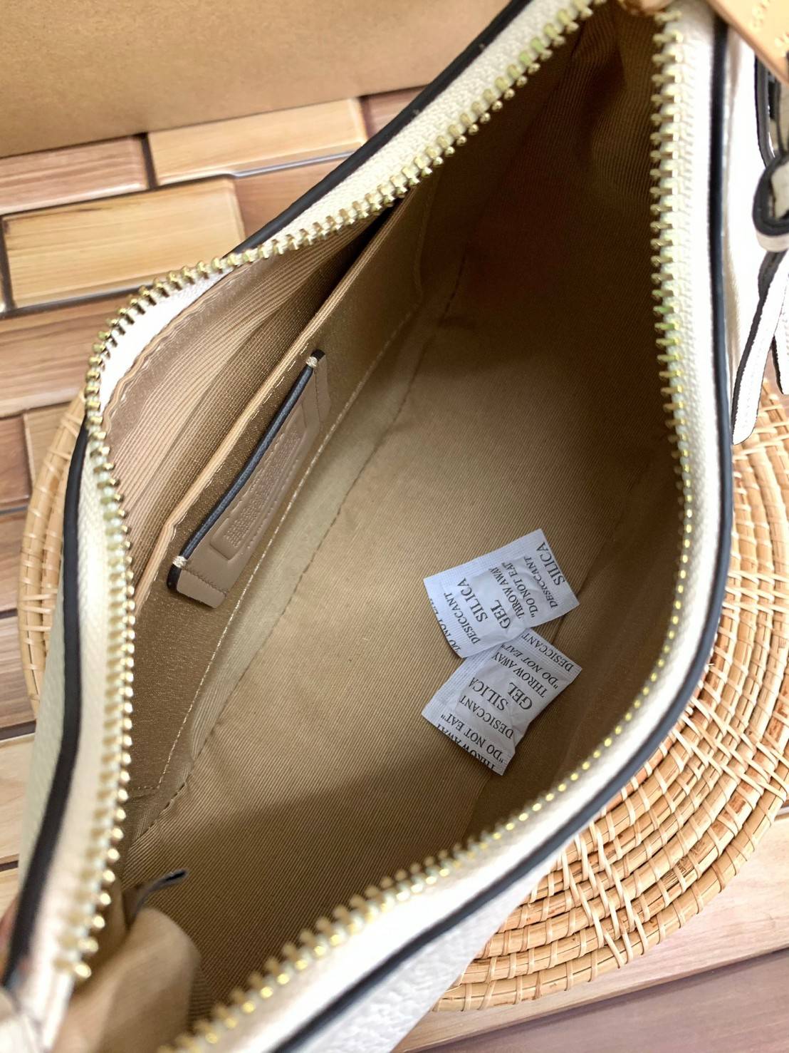 COACH KLEO HOBO BAG ((C7257//C6809//C6807)) พร้อมส่ง คุณภาพเกินเบอร์เลยจ้าา จำนวนจำกัด! กระเป๋าคล้องไหล่หรือสะพายข้างได้ Hobo รุ่นใหม่ล่าสุด ดีไซด์รูปทรงให้ดูเรียลขึ้น หนังแท้นิ่มสวย เปิดปิดกระเป๋าแบบซิปมีหนังห้อยลงมา ภายในกระเป๋าสามารถใส่กระเป๋าเงินใบยาว