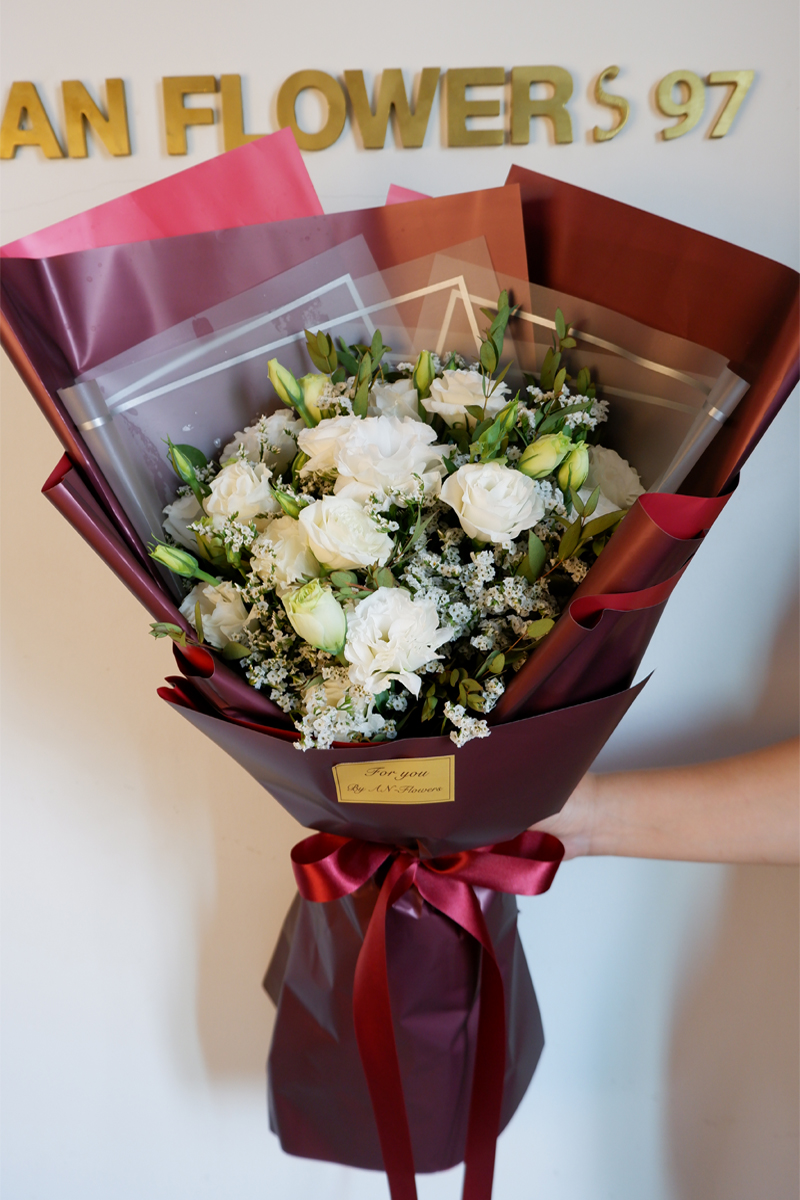 ช่อดอกไม้ ช่อไรเซ็นทัสขาว ห่อช่อสีแดงเข้ม
